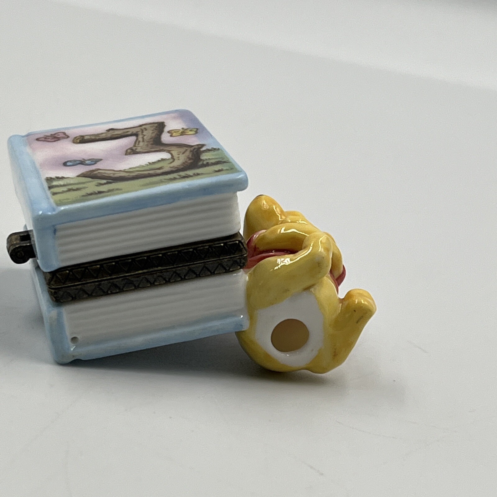 MIDWEST – CLASSIC POOH PORCELAIN HINGED BOX / FRAME – Age Three