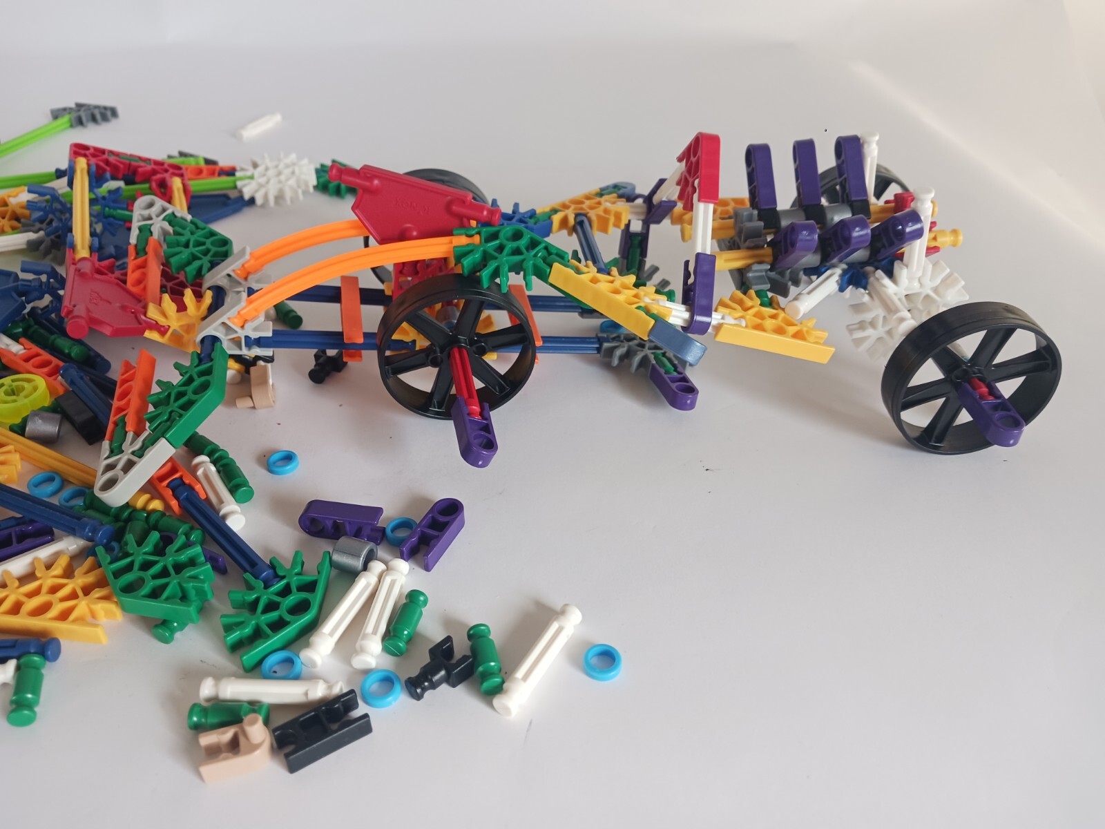 K’NEX Classics 300 Pc/ 20 Model Building Fun Blue Tub Creative Activity Playset