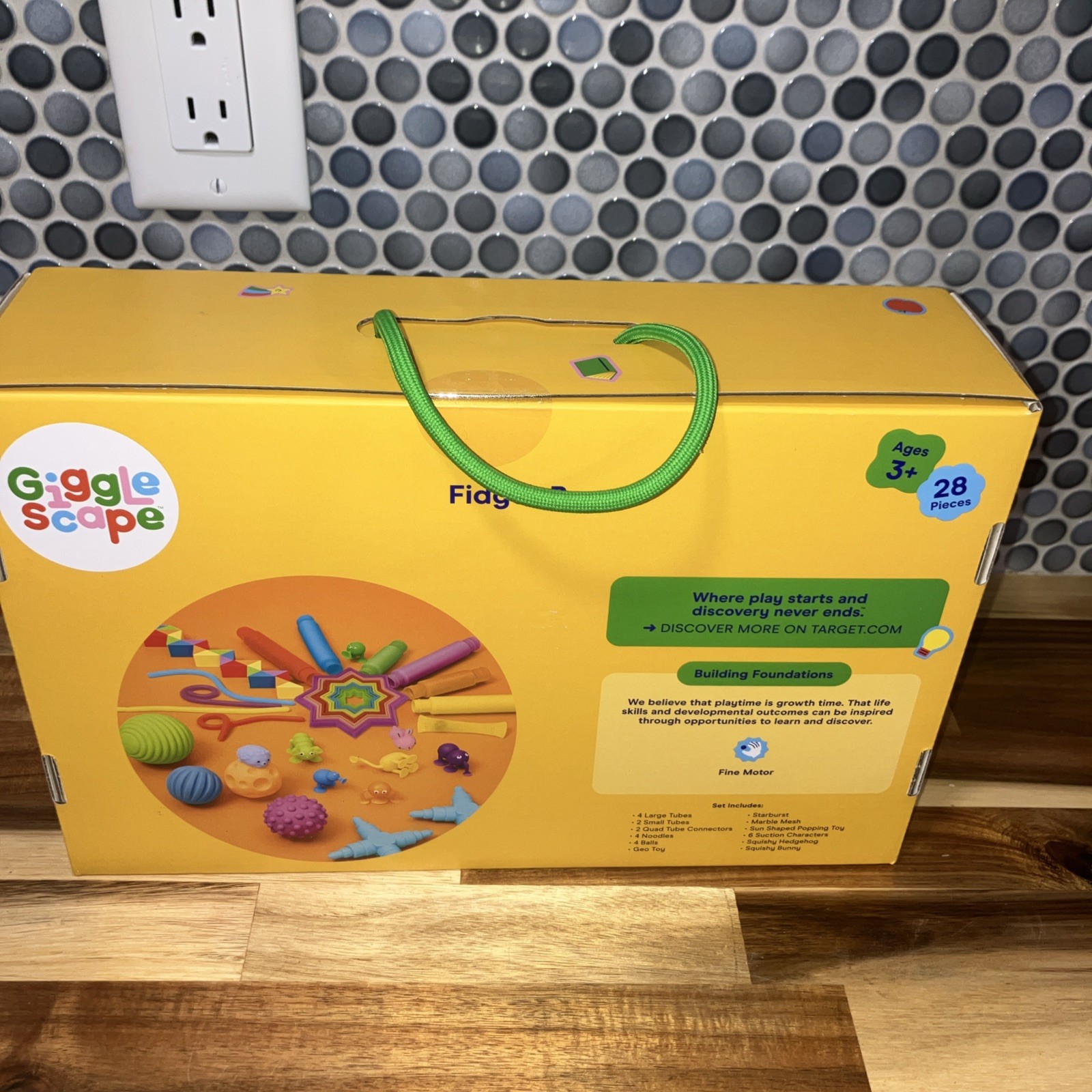 GIGGLE SCAPE FIDGET BOX STRETCH , TWIST , SQUEEZE 28 PIECES 3+
