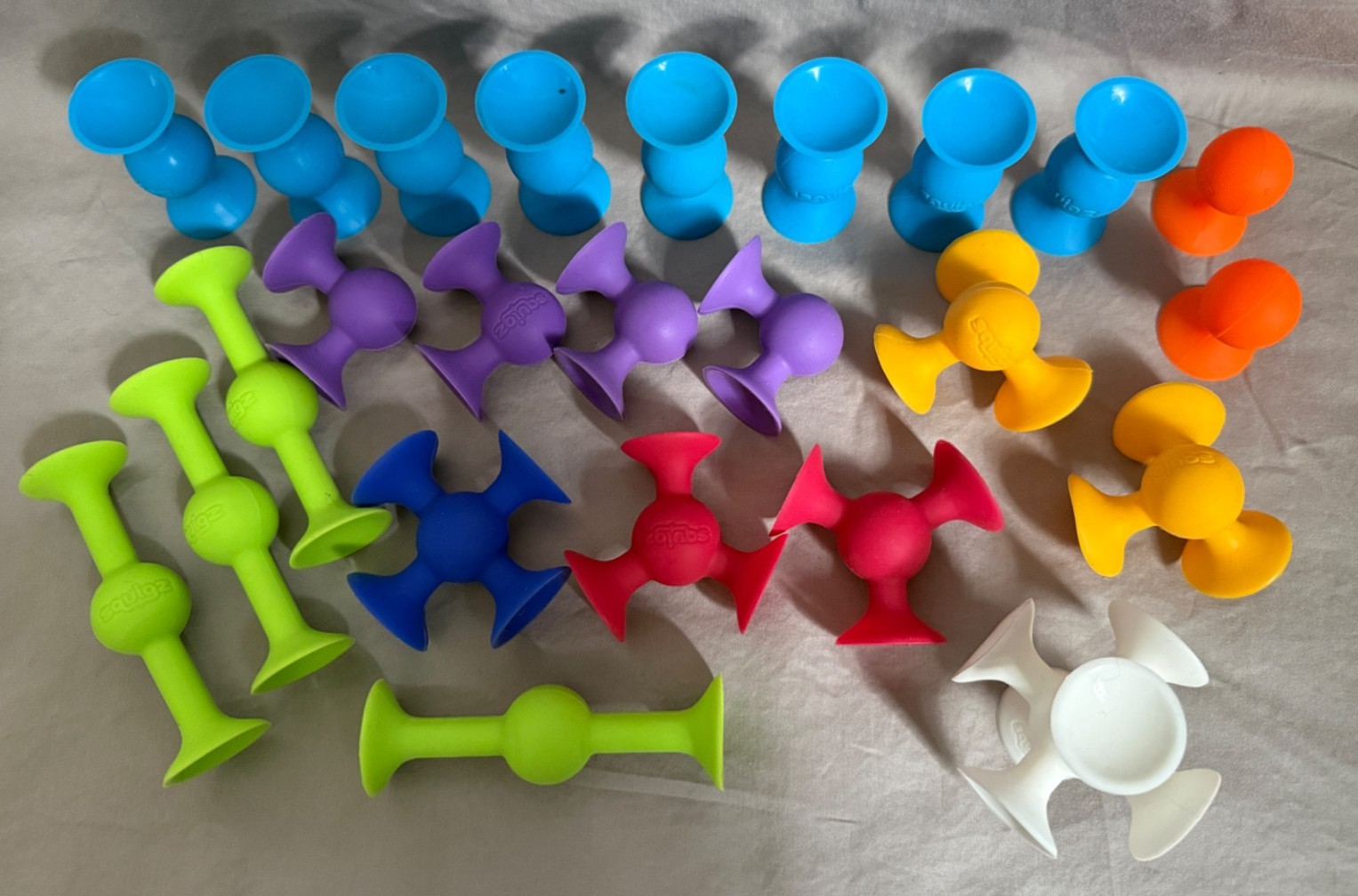 Fat Brain Toys Squigz 24 Piece Starter Set – Preowned with Container