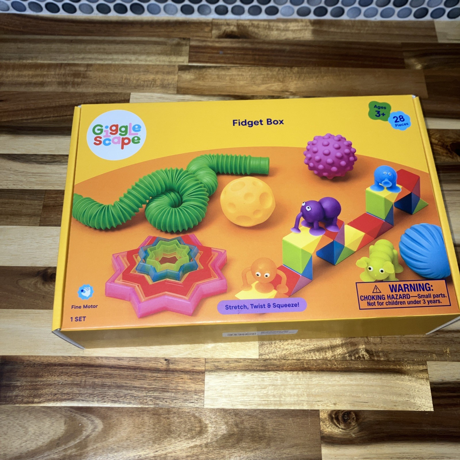 GIGGLE SCAPE FIDGET BOX STRETCH , TWIST , SQUEEZE 28 PIECES 3+