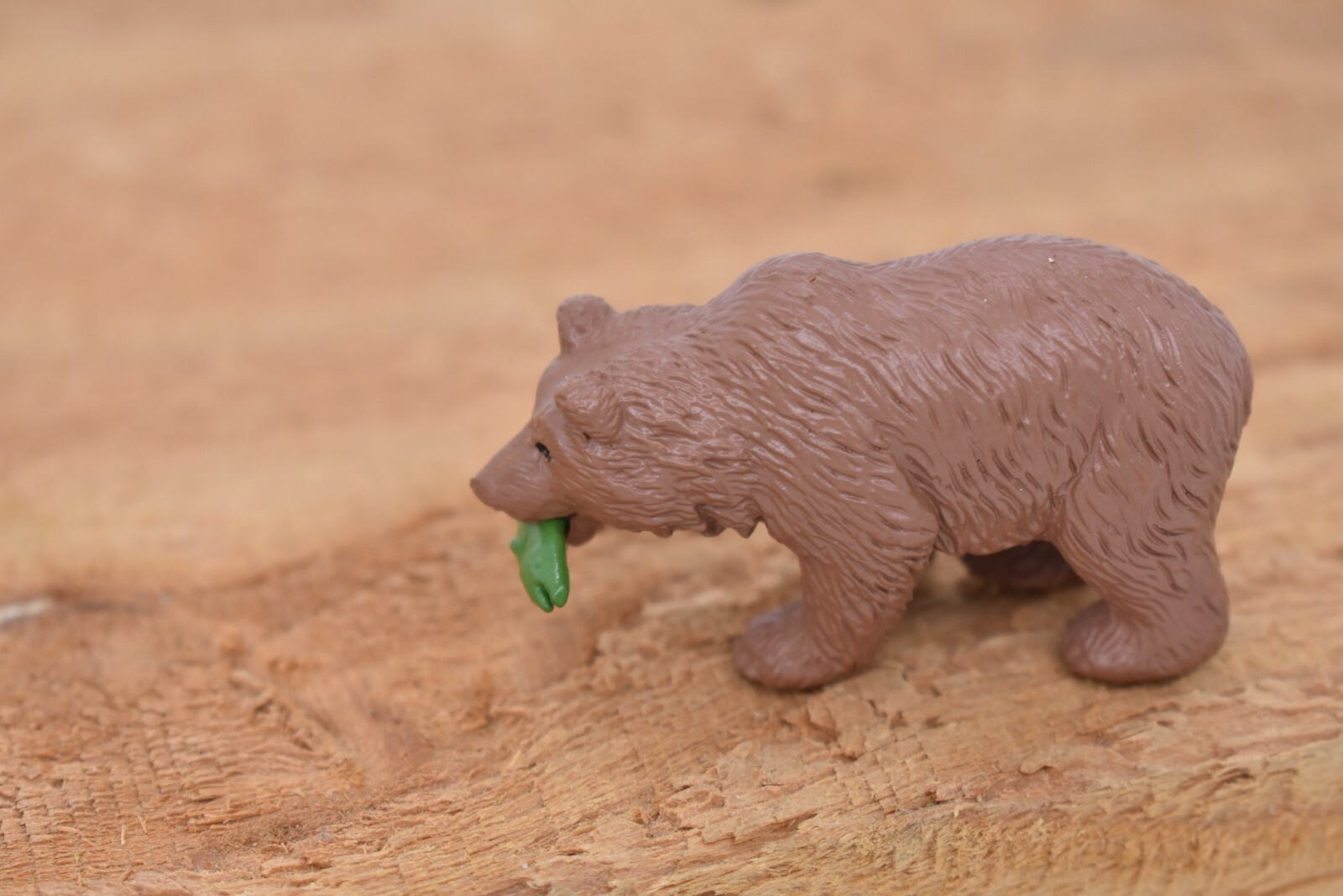 Grizzly Bear, Brown Bear with Fish Realistic Small Toy Model Plastic 2″ F3528