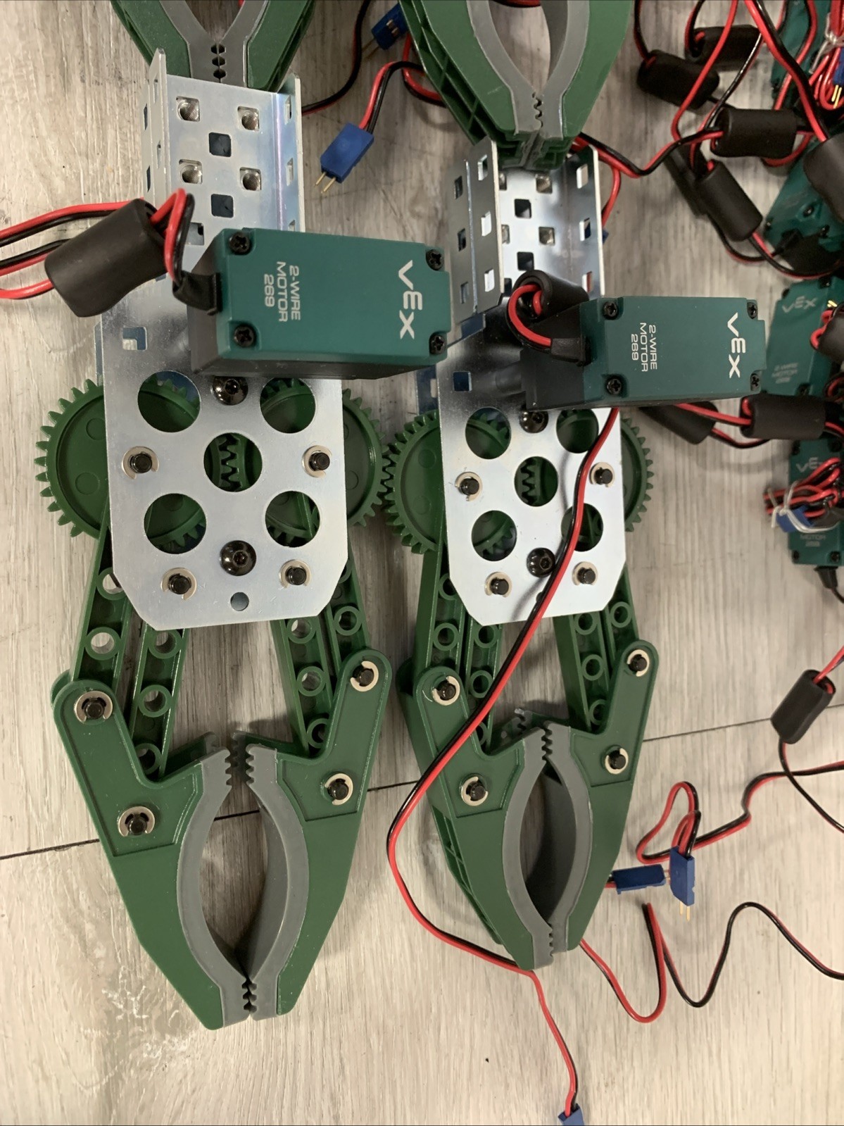 Lot Of 32 VEX Robotics #276-2181 2-Wire Motor 269 And 4 Clamp Parts