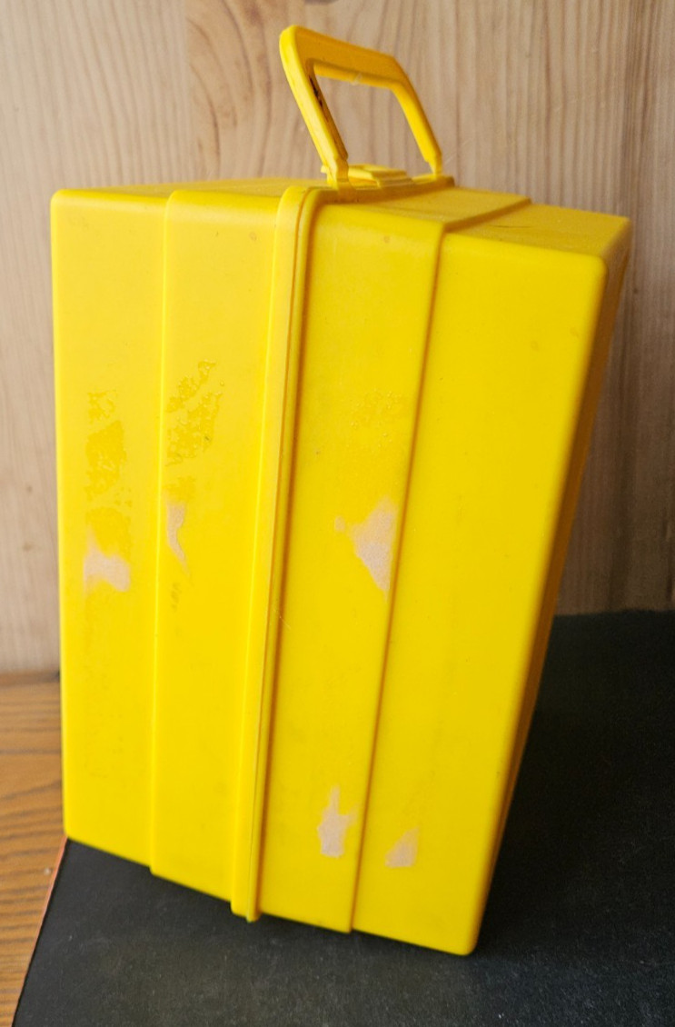 SESAME STREET EARLY LEARNING GAMES. VINTAGE YELLOW CARRY CASE. BIG BIRD IMAGE