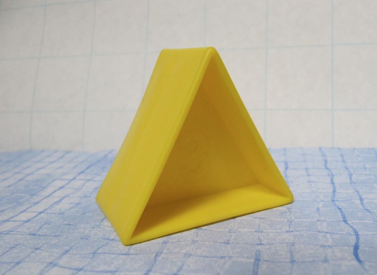 NICE Tupperware TUPPERTOYS Shape O Ball Sorter Toy Replacement Piece #3 Triangle