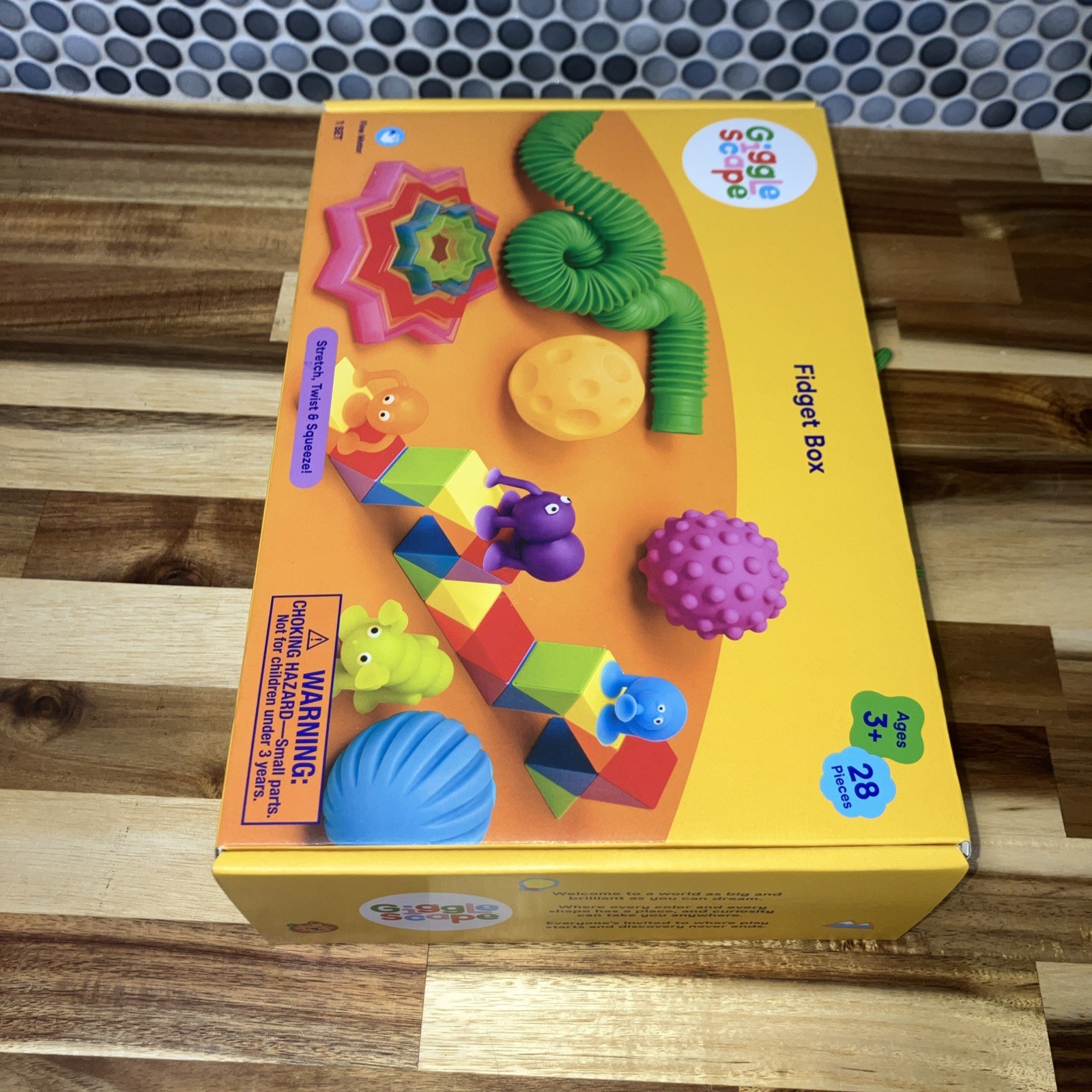 GIGGLE SCAPE FIDGET BOX STRETCH , TWIST , SQUEEZE 28 PIECES 3+