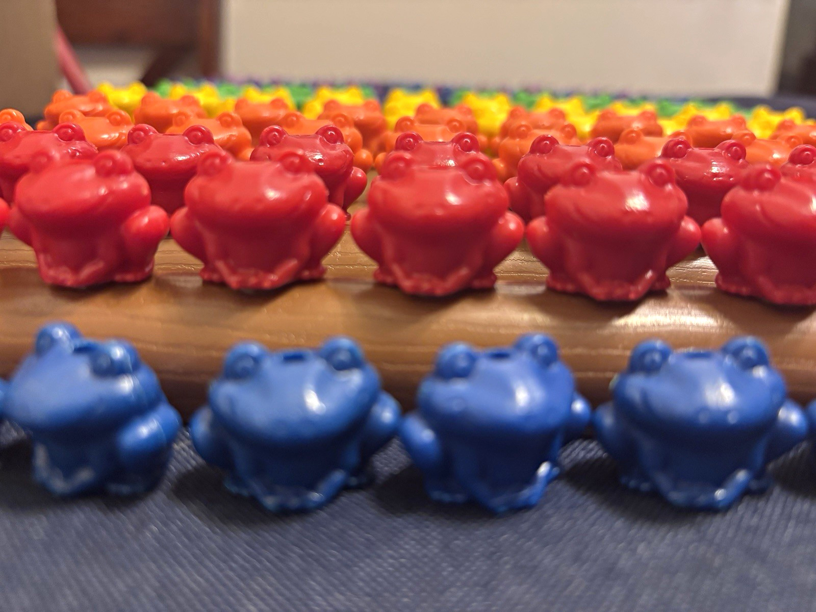 Funtastic Frogs with logs Over 300 assorted frogs with 12 logs for counting