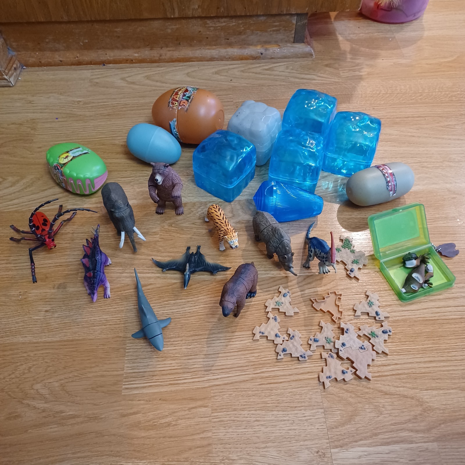 Lot of 3D Interlocking Puzzle Plastic Animals Dinosaurs Bug with Container Eggs