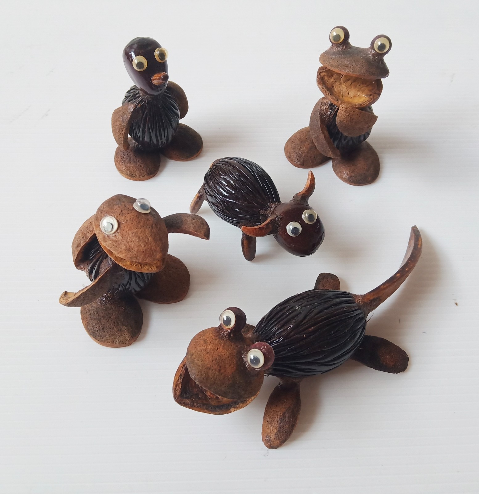 Tiny Coconut Shell Animals Sculpture – Eco-Friendly Desk Decor
