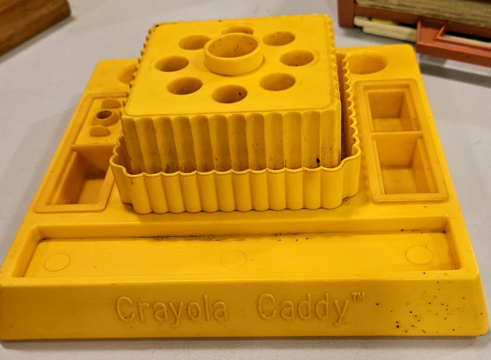 VINTAGE 1970’S CRAYOLA ROTATING CRAFT CADDY CRAYON, MARKER, PAINT, BRUSH
