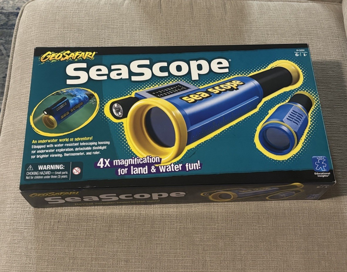 Geosafari Seascape Underwater Magnifier and Light (Batteries Not Included)