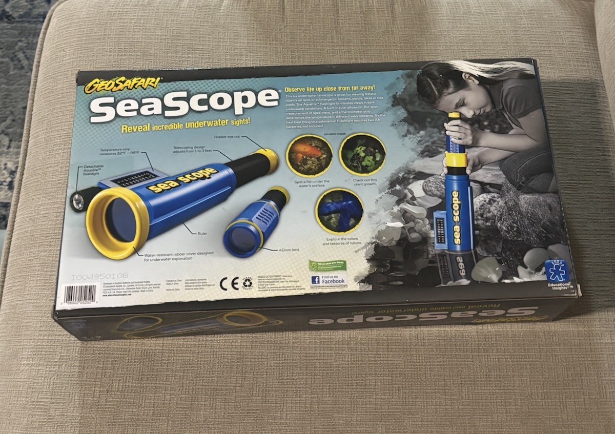 Geosafari Seascape Underwater Magnifier and Light (Batteries Not Included)