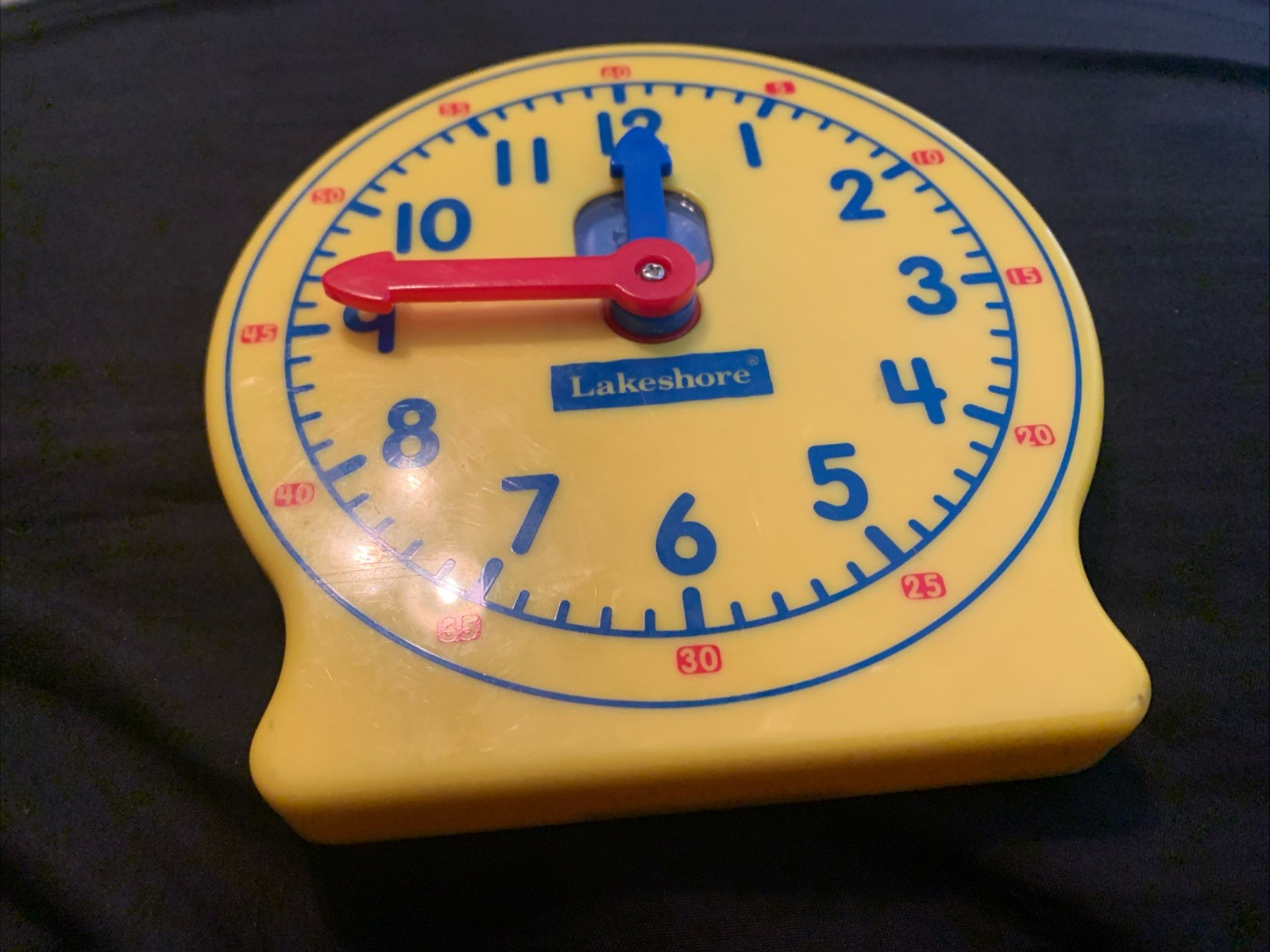 LAKESHORE LEARNING STUDENT CLOCK FD974 TWO WAY GEARS FOR TELLING TIME W/STAND 5″