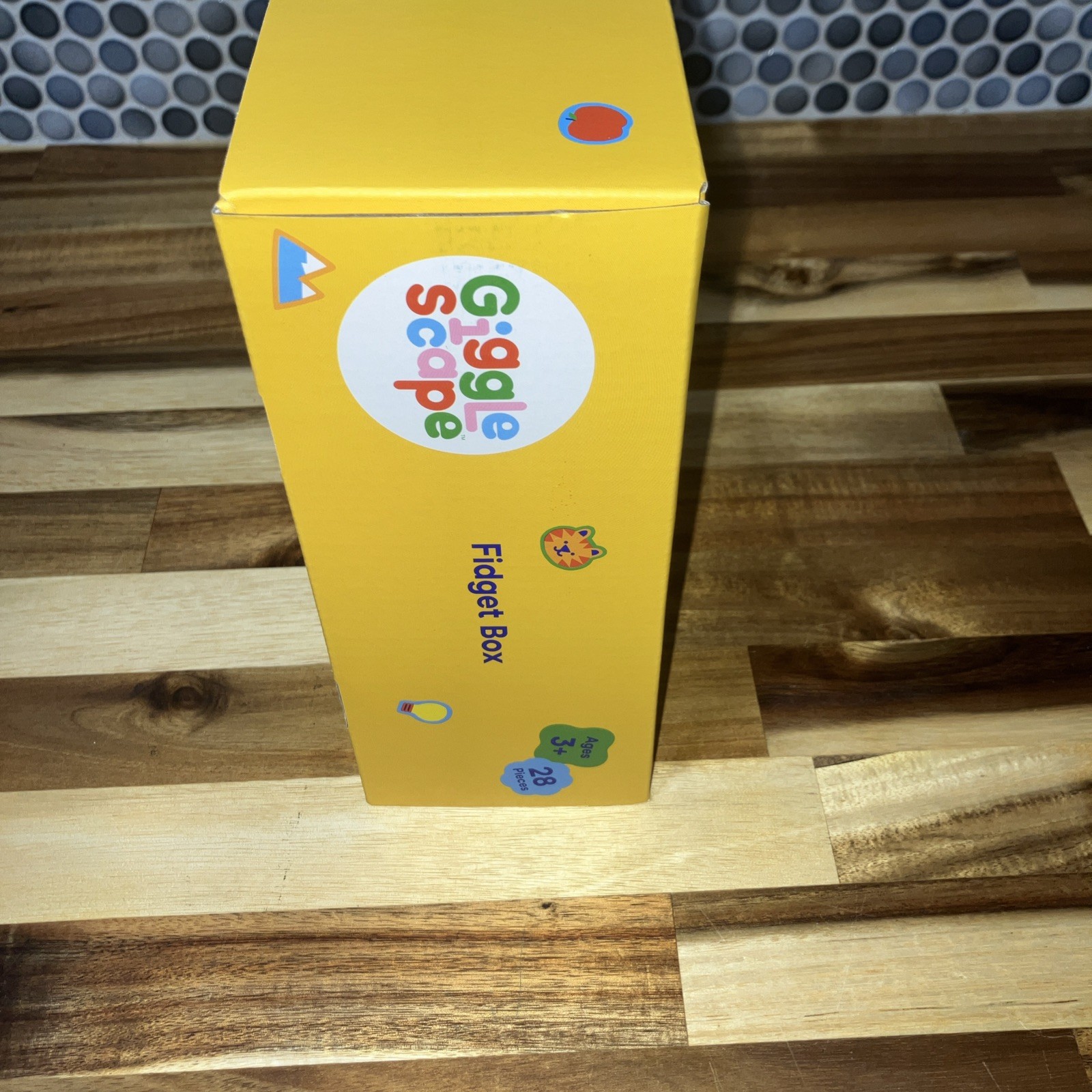 GIGGLE SCAPE FIDGET BOX STRETCH , TWIST , SQUEEZE 28 PIECES 3+