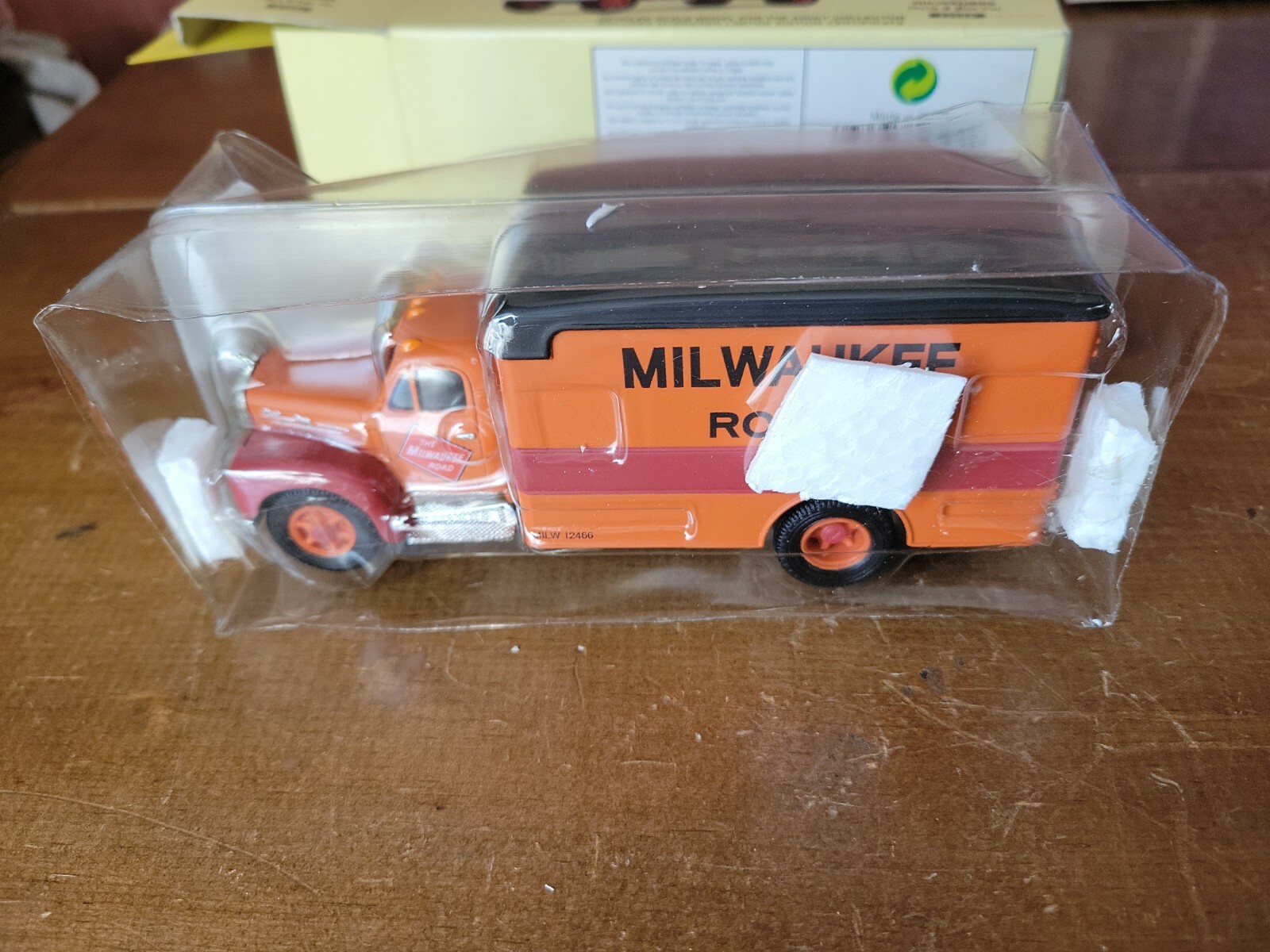 Corgi Classics-The Milwaukee Road-Mack B Box Van-Fallen Flags