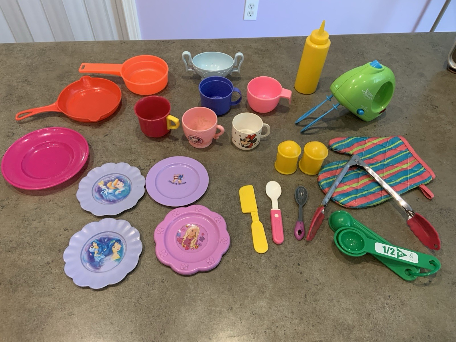Children’s Kids Play Kitchen Lot 23 Mixer, Cups, Utensils, Pans & More