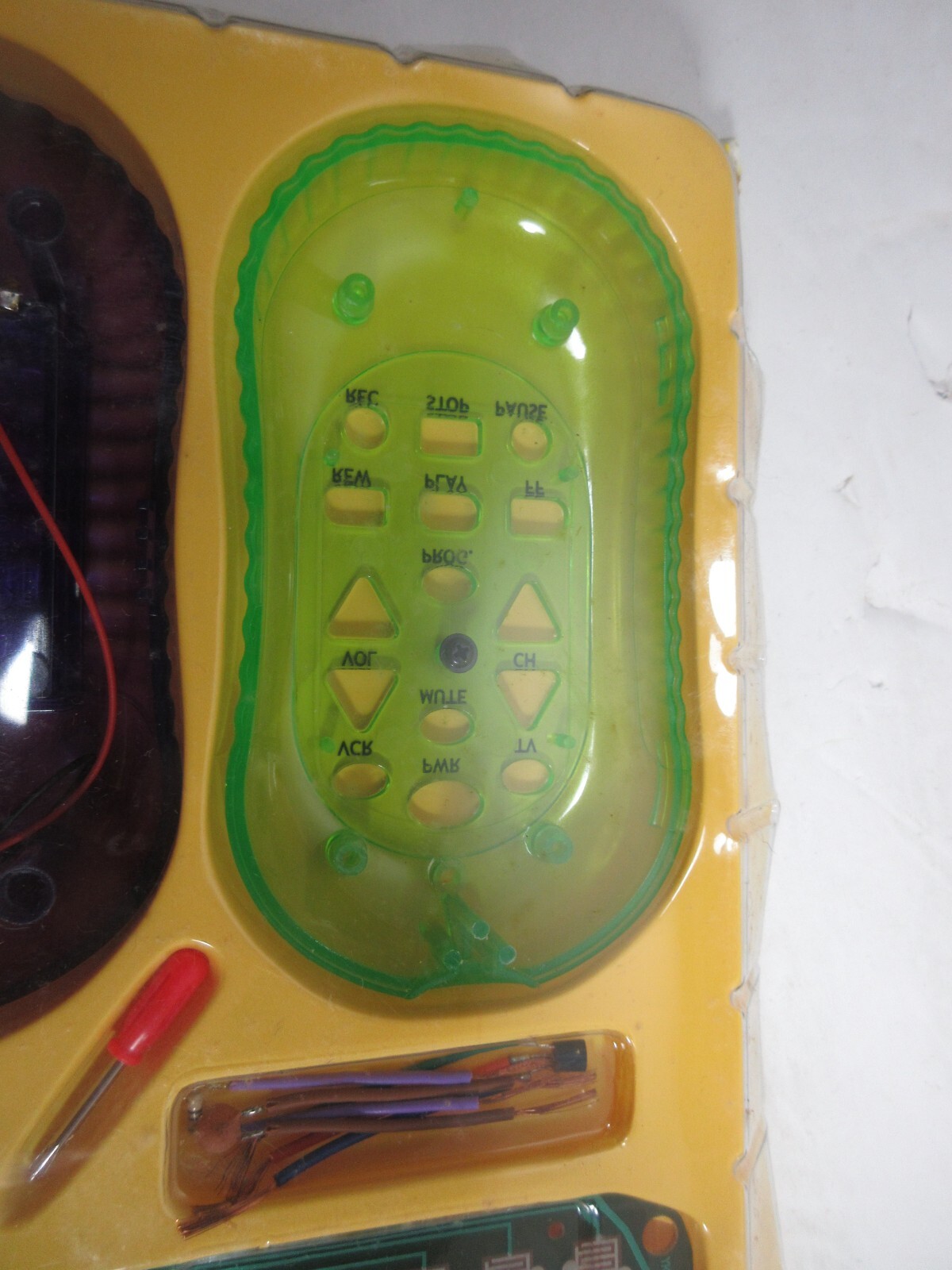 2001 Becker & Mayer Books Build Your Own Remote Control kit ages 8-12 kids toy
