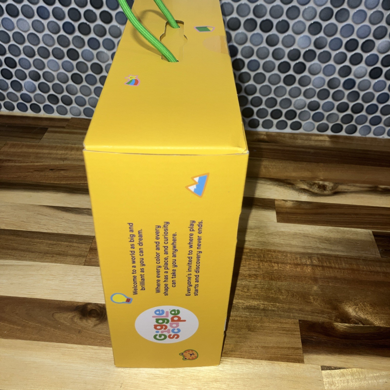 GIGGLE SCAPE FIDGET BOX STRETCH , TWIST , SQUEEZE 28 PIECES 3+