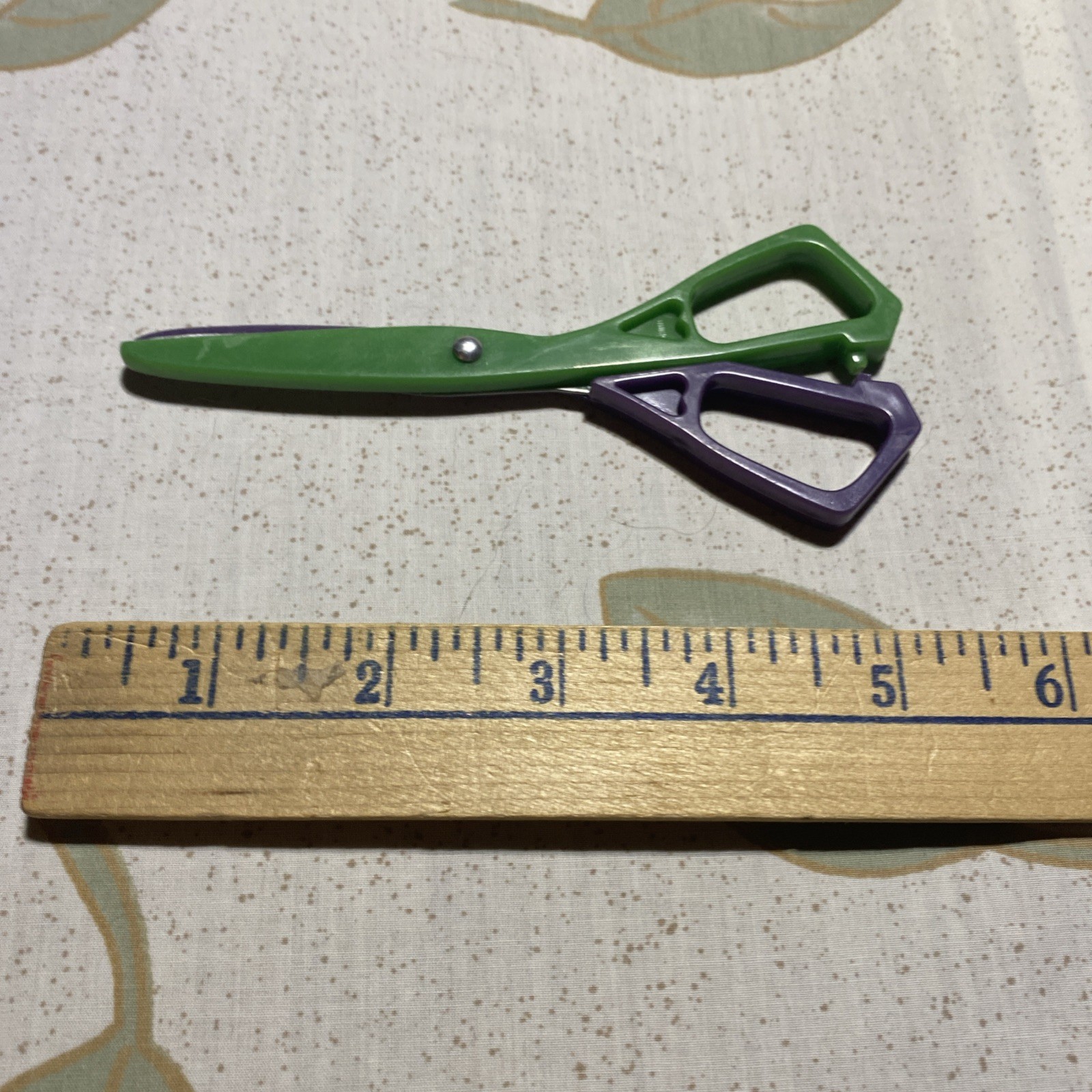 Unbranded 5 1/2″ KIDS SAFETY SCISSORS: Blunt Tip, Green & Purple, Hearts