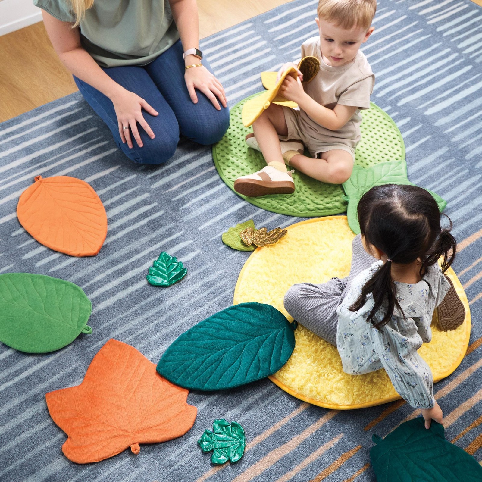 Kaplan Early Learning Jumbo Sensory Leaves – Set of 8