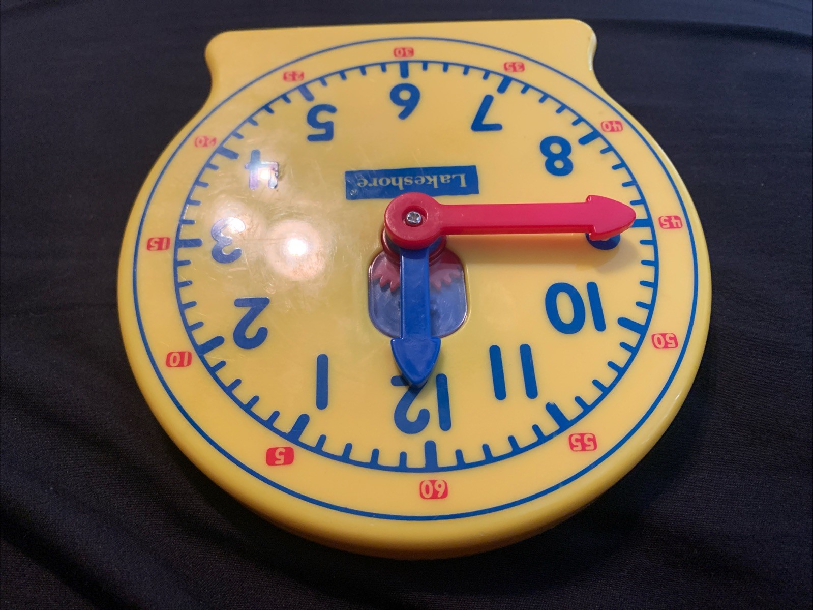 LAKESHORE LEARNING STUDENT CLOCK FD974 TWO WAY GEARS FOR TELLING TIME W/STAND 5″
