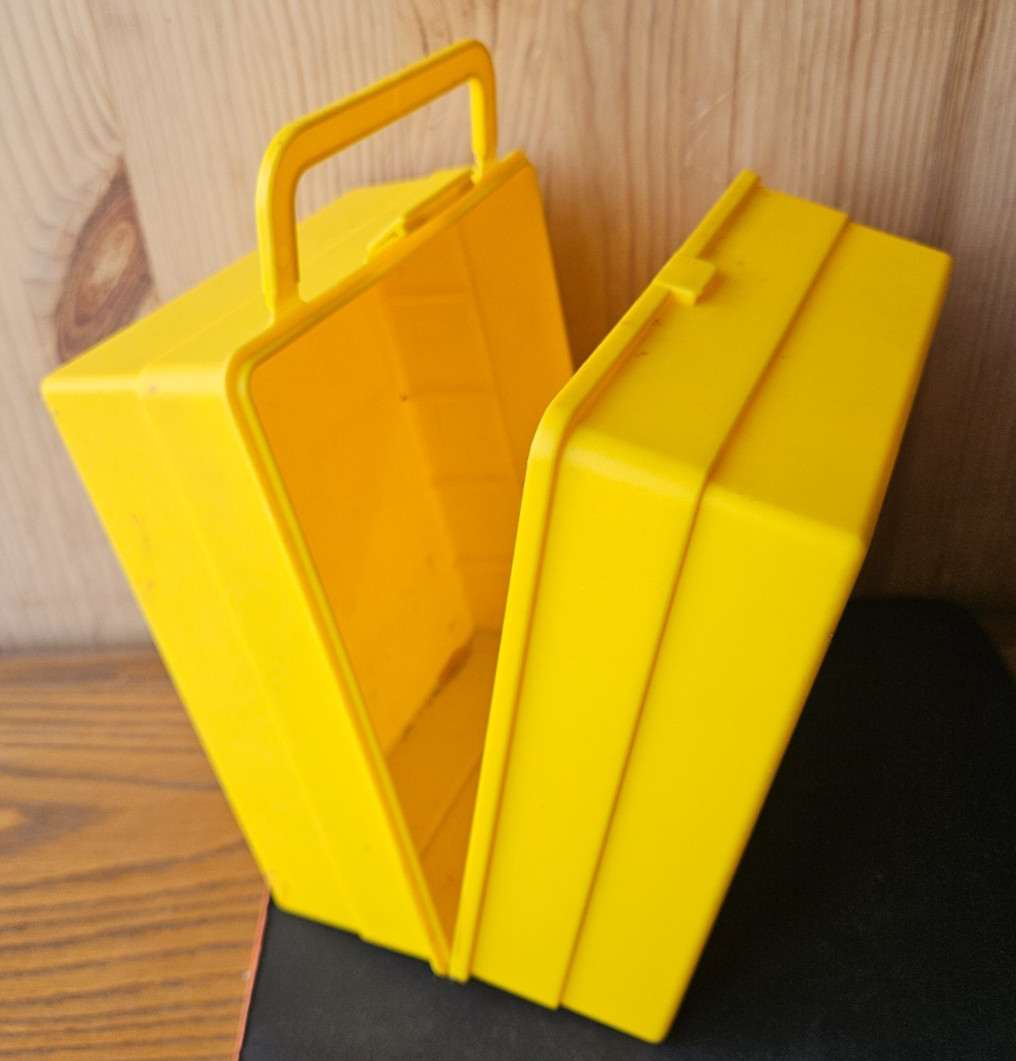 SESAME STREET EARLY LEARNING GAMES. VINTAGE YELLOW CARRY CASE. BIG BIRD IMAGE