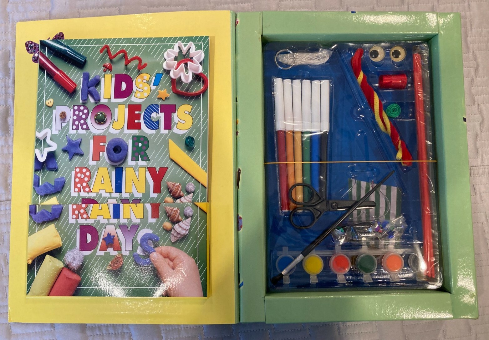 UNUSED IN BOX: Kids Projects for Rainy Days – 19 projects, incl. all materials