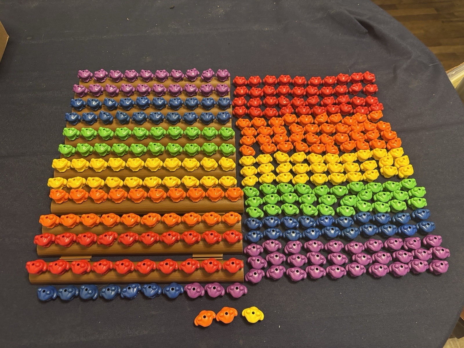 Funtastic Frogs with logs Over 300 assorted frogs with 12 logs for counting