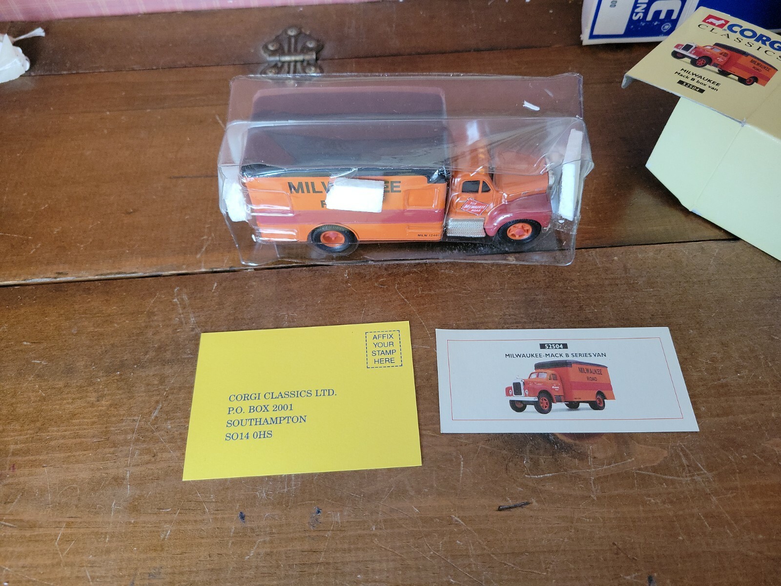 Corgi Classics-The Milwaukee Road-Mack B Box Van-Fallen Flags