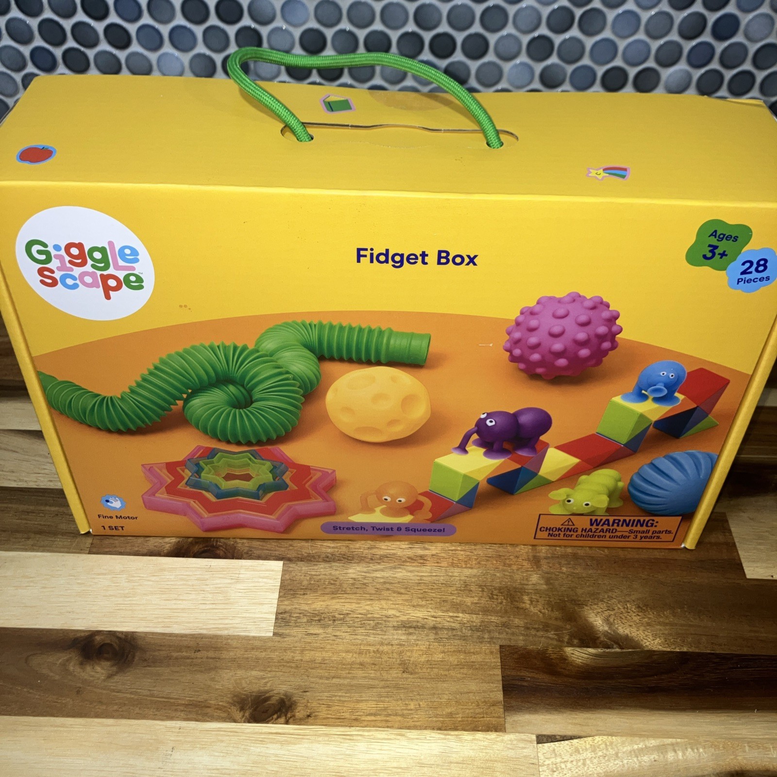 GIGGLE SCAPE FIDGET BOX STRETCH , TWIST , SQUEEZE 28 PIECES 3+
