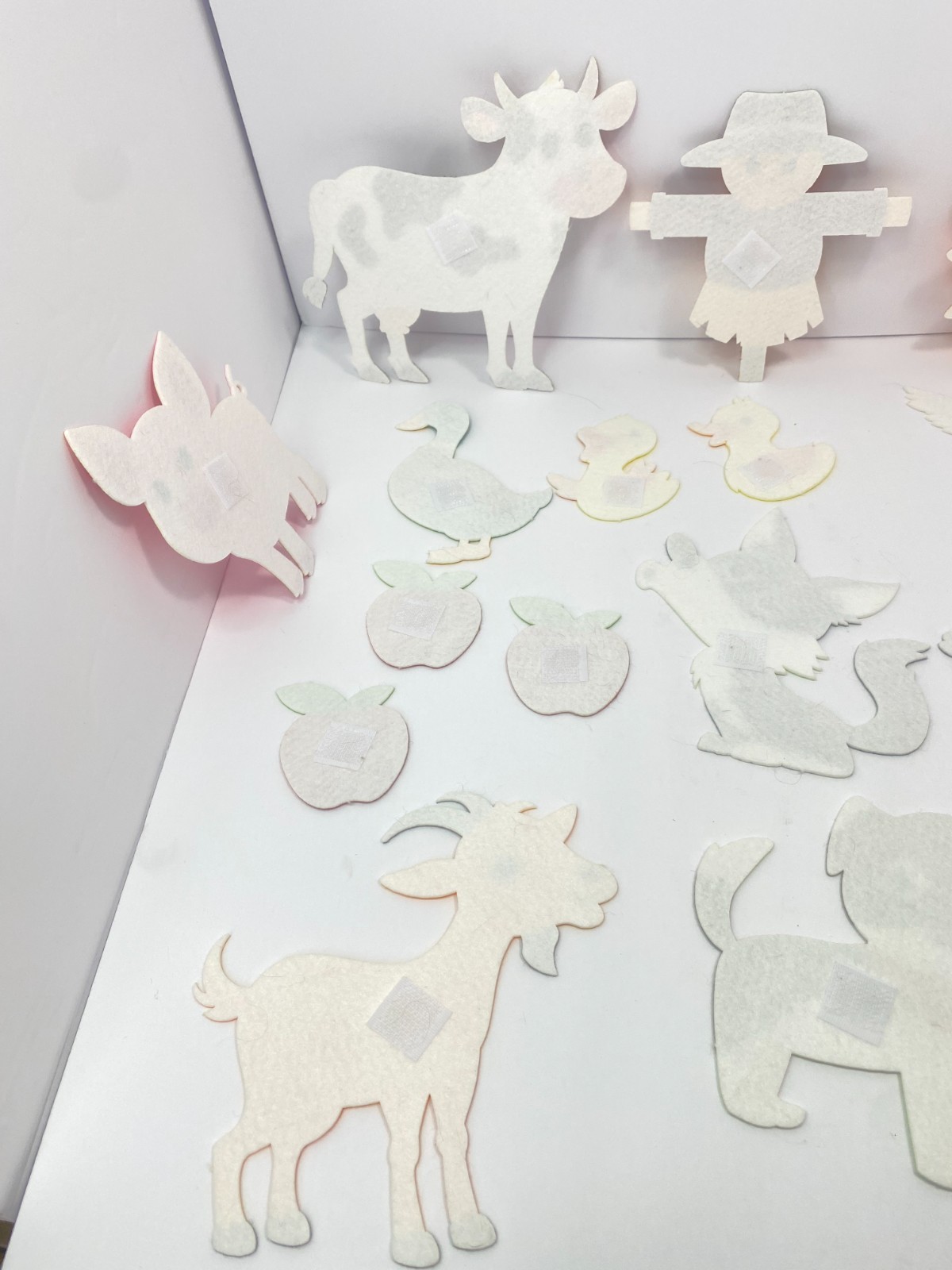 Farm Animal Felt Story Set – Hook‑and‑Loop Backing – 30+ Pieces Preowned Wear