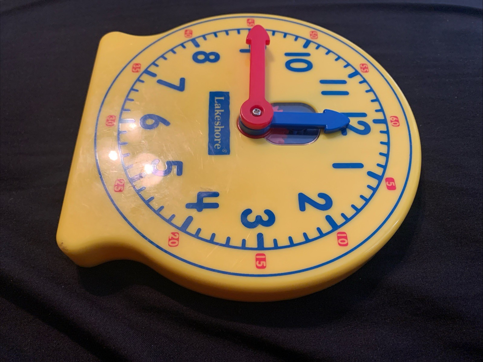 LAKESHORE LEARNING STUDENT CLOCK FD974 TWO WAY GEARS FOR TELLING TIME W/STAND 5″