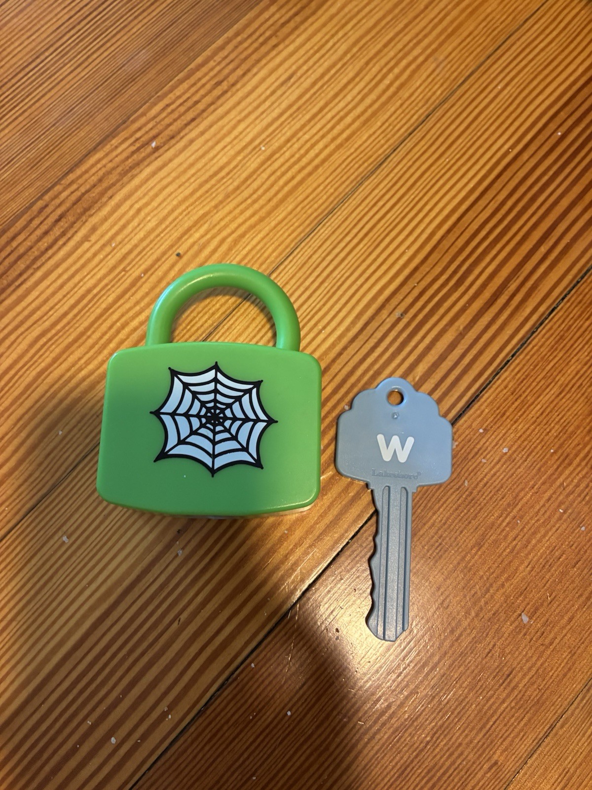 LAKESHORE – Letter W – UNLOCK IT ALPHABET MATCH Single LOCK KEY Replacement