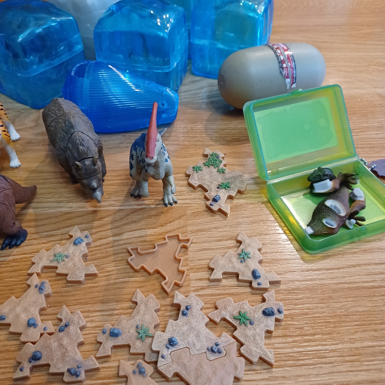 Lot of 3D Interlocking Puzzle Plastic Animals Dinosaurs Bug with Container Eggs