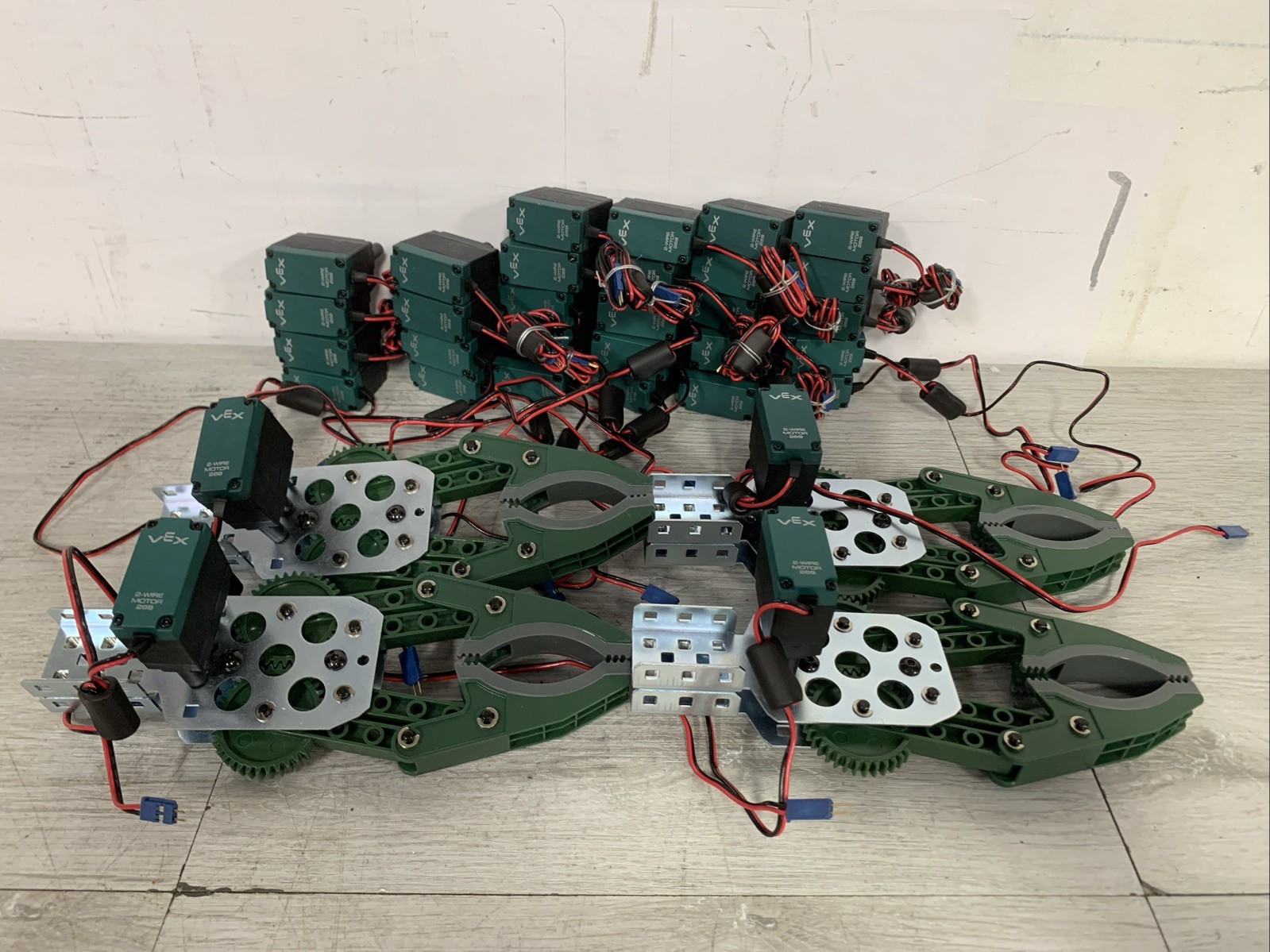 Lot Of 32 VEX Robotics #276-2181 2-Wire Motor 269 And 4 Clamp Parts