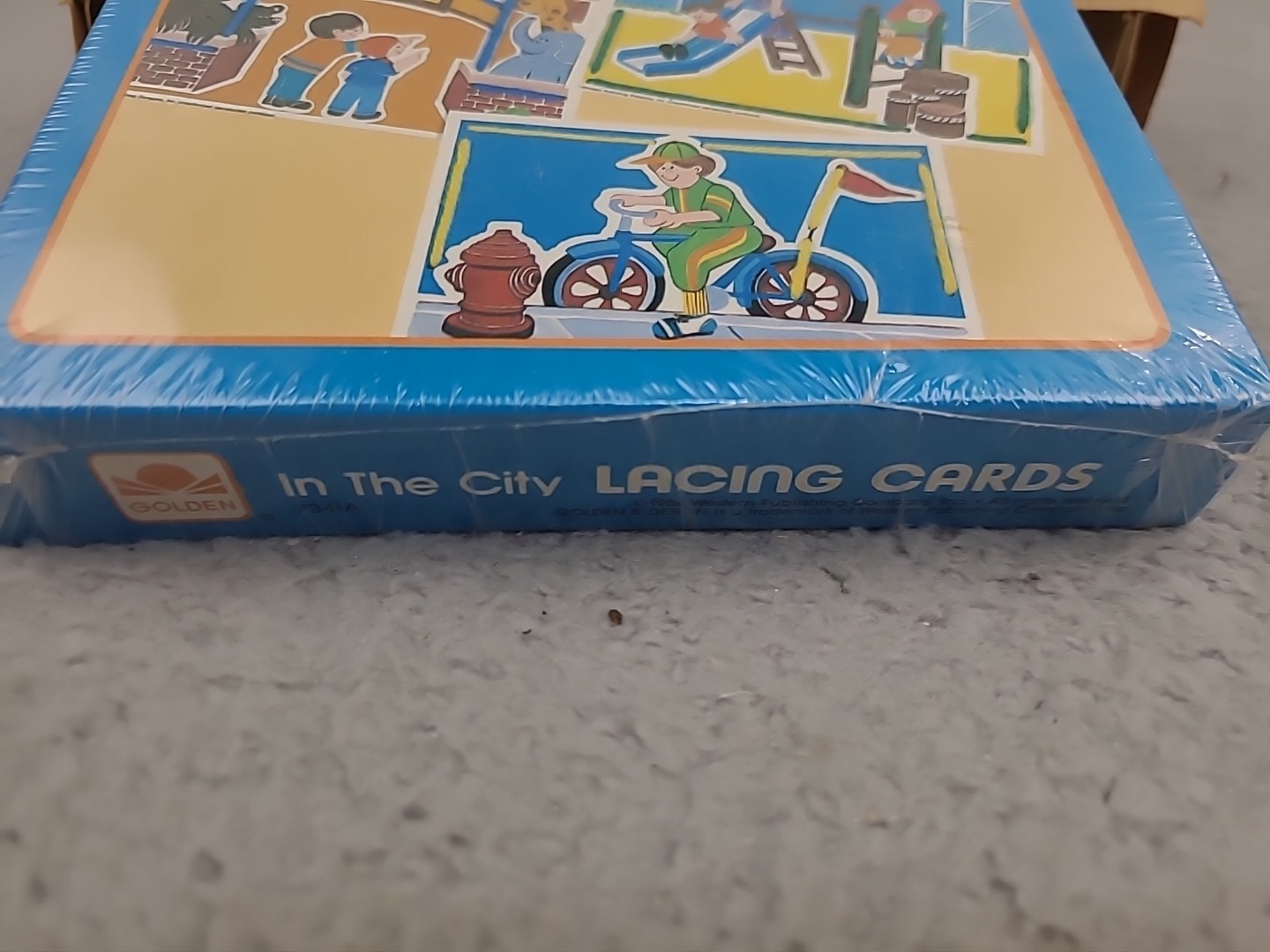 1x SEALED NEW Golden Vintage 1984 Cardboard Lacing Cards and Laces In the City