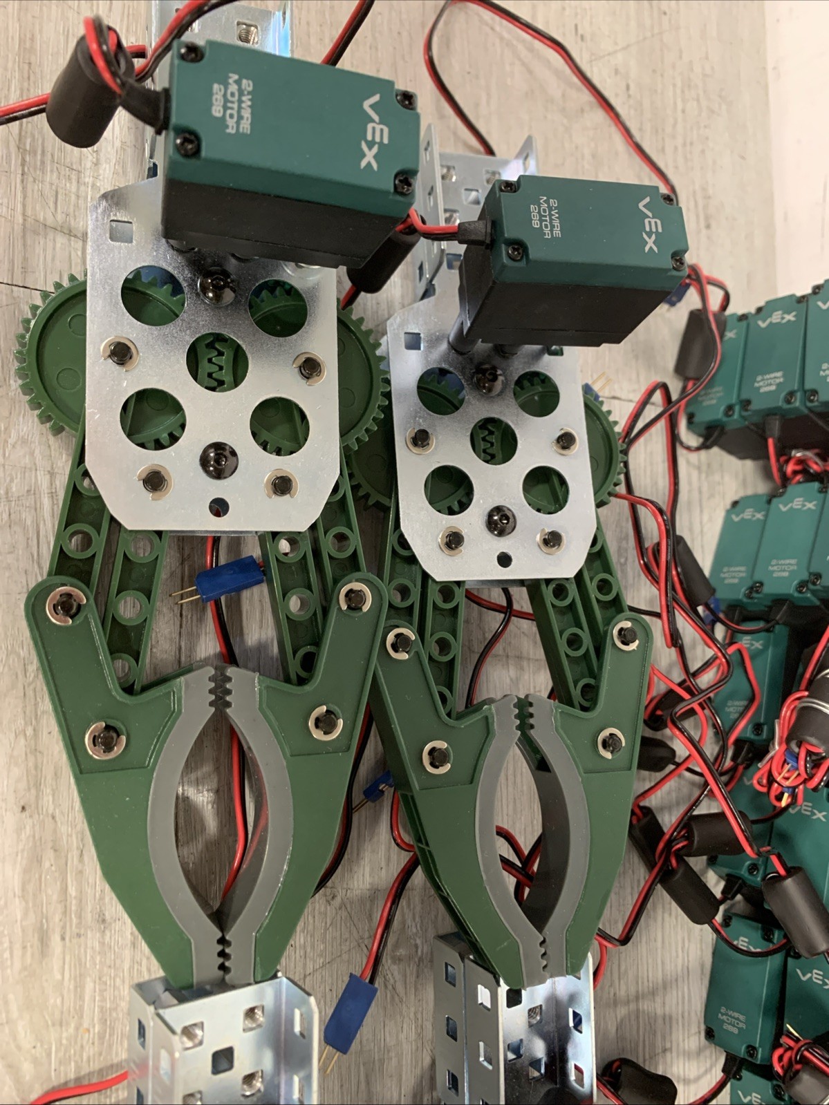 Lot Of 32 VEX Robotics #276-2181 2-Wire Motor 269 And 4 Clamp Parts