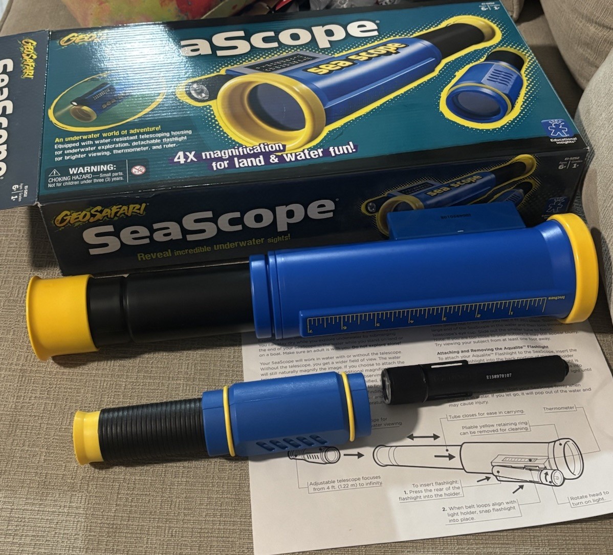 Geosafari Seascape Underwater Magnifier and Light (Batteries Not Included)