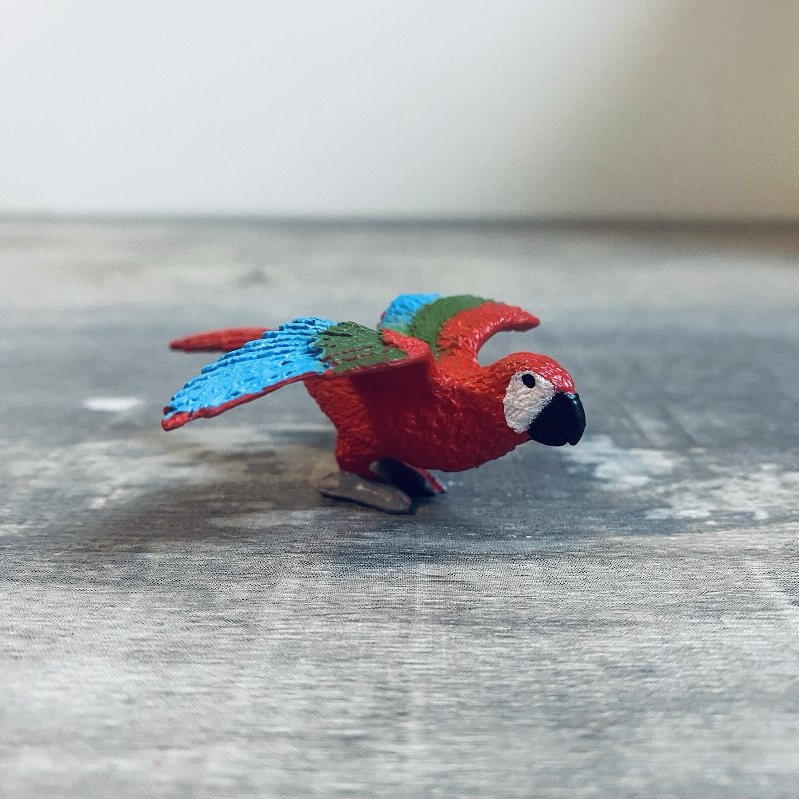 Macaw Scarlet Parrot Realistic Plastic PVC Model Toy Bird Cake Topper