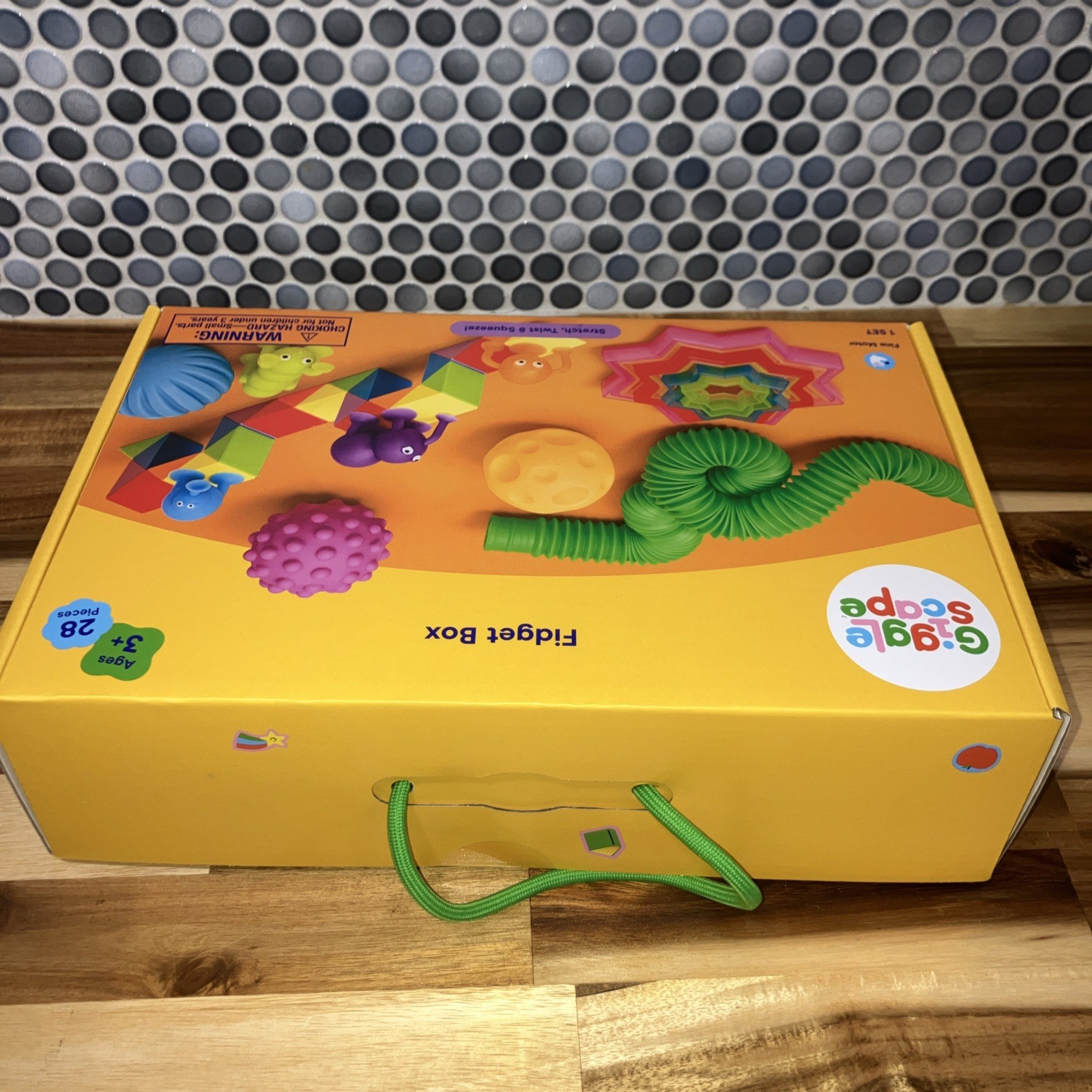 GIGGLE SCAPE FIDGET BOX STRETCH , TWIST , SQUEEZE 28 PIECES 3+