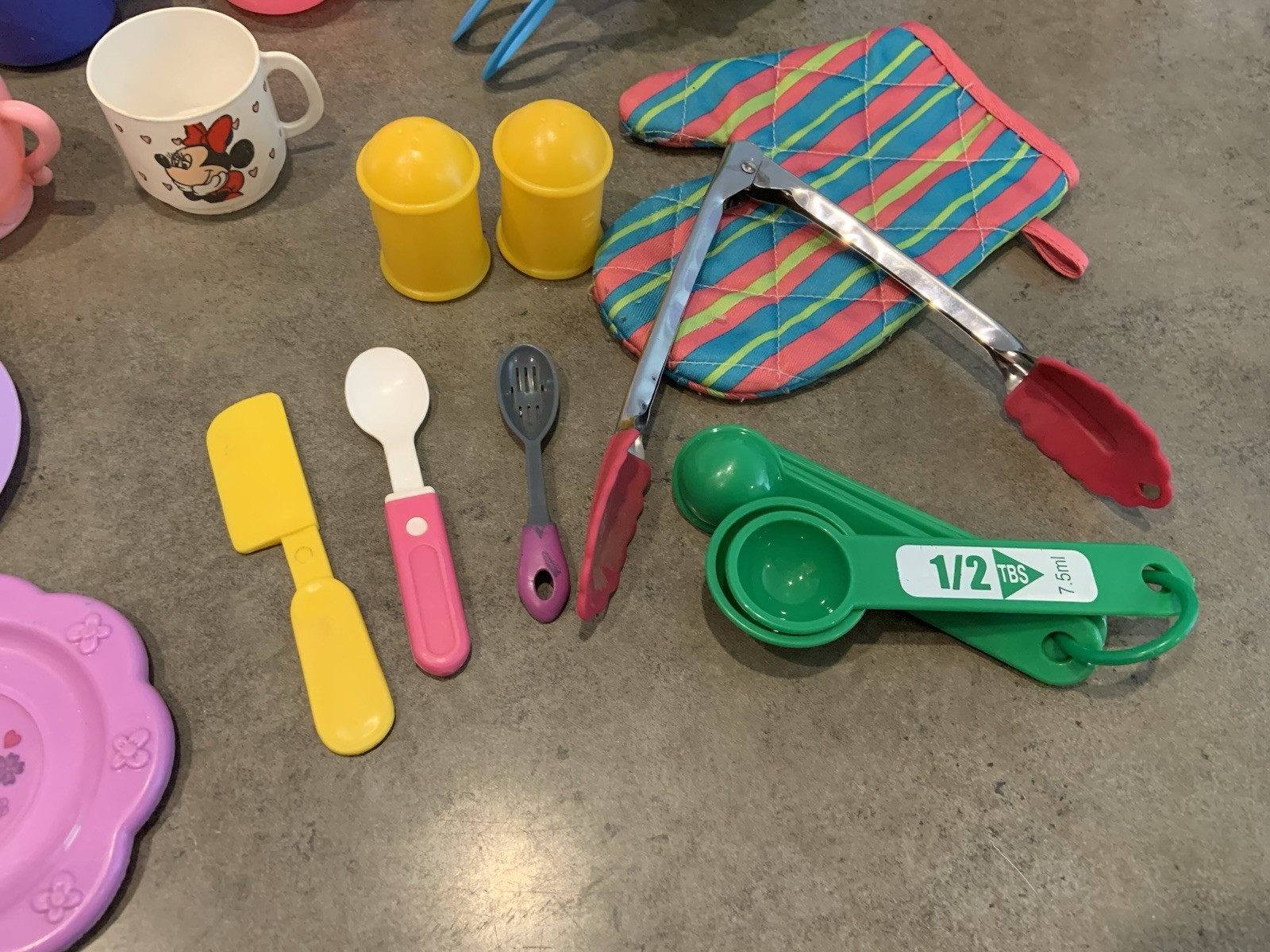 Children’s Kids Play Kitchen Lot 23 Mixer, Cups, Utensils, Pans & More