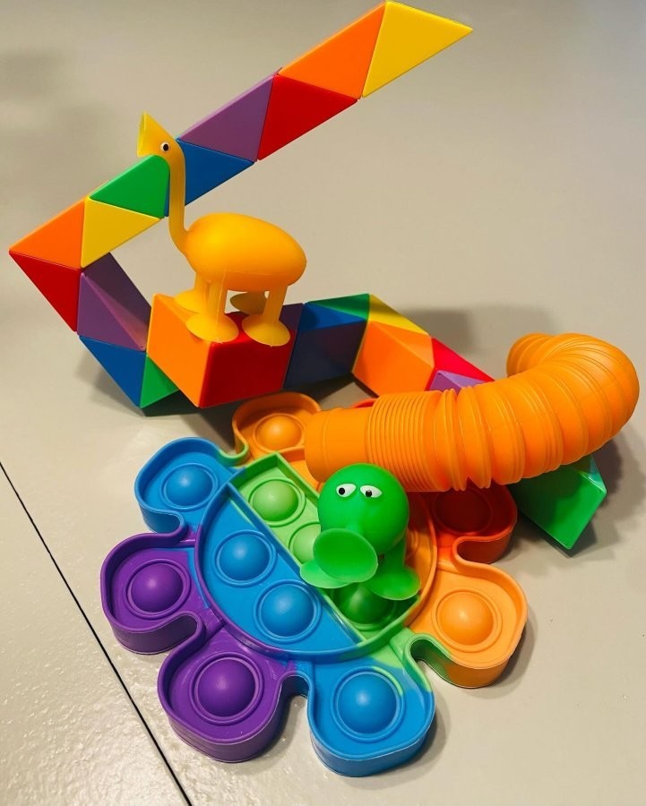 🔥Gigglescape Fidget Box 28-Piece Set For Ages 3+ Stretch, Twist & Squeeze!🔥