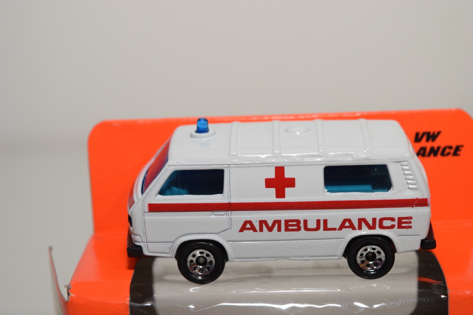 A94 1:64 3 INCH MATCHBOX LESNEY 20 VW VOLKSWAGEN AMBULANCE MIB RARE!