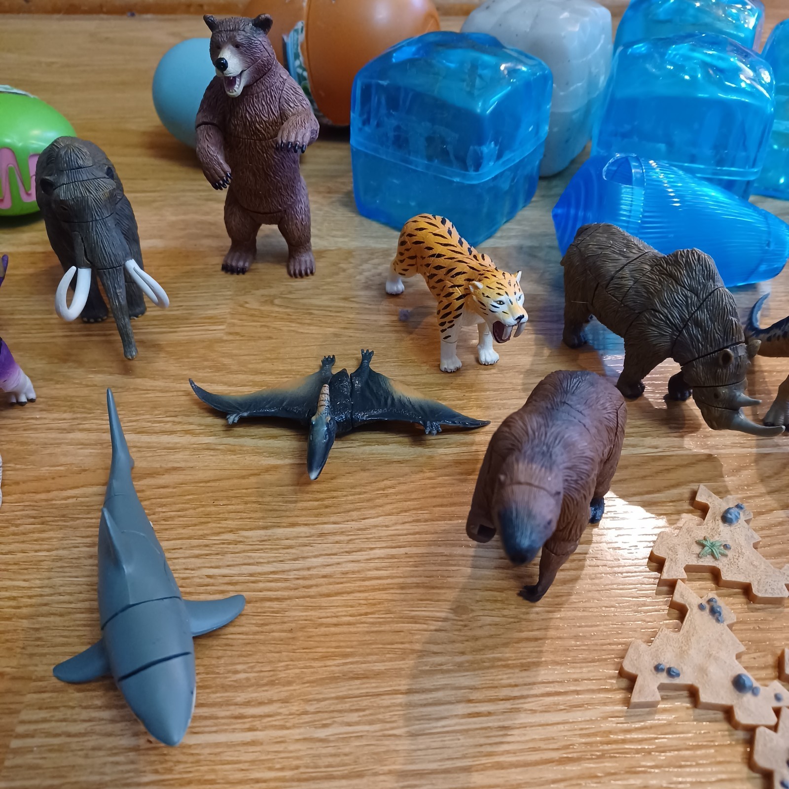 Lot of 3D Interlocking Puzzle Plastic Animals Dinosaurs Bug with Container Eggs