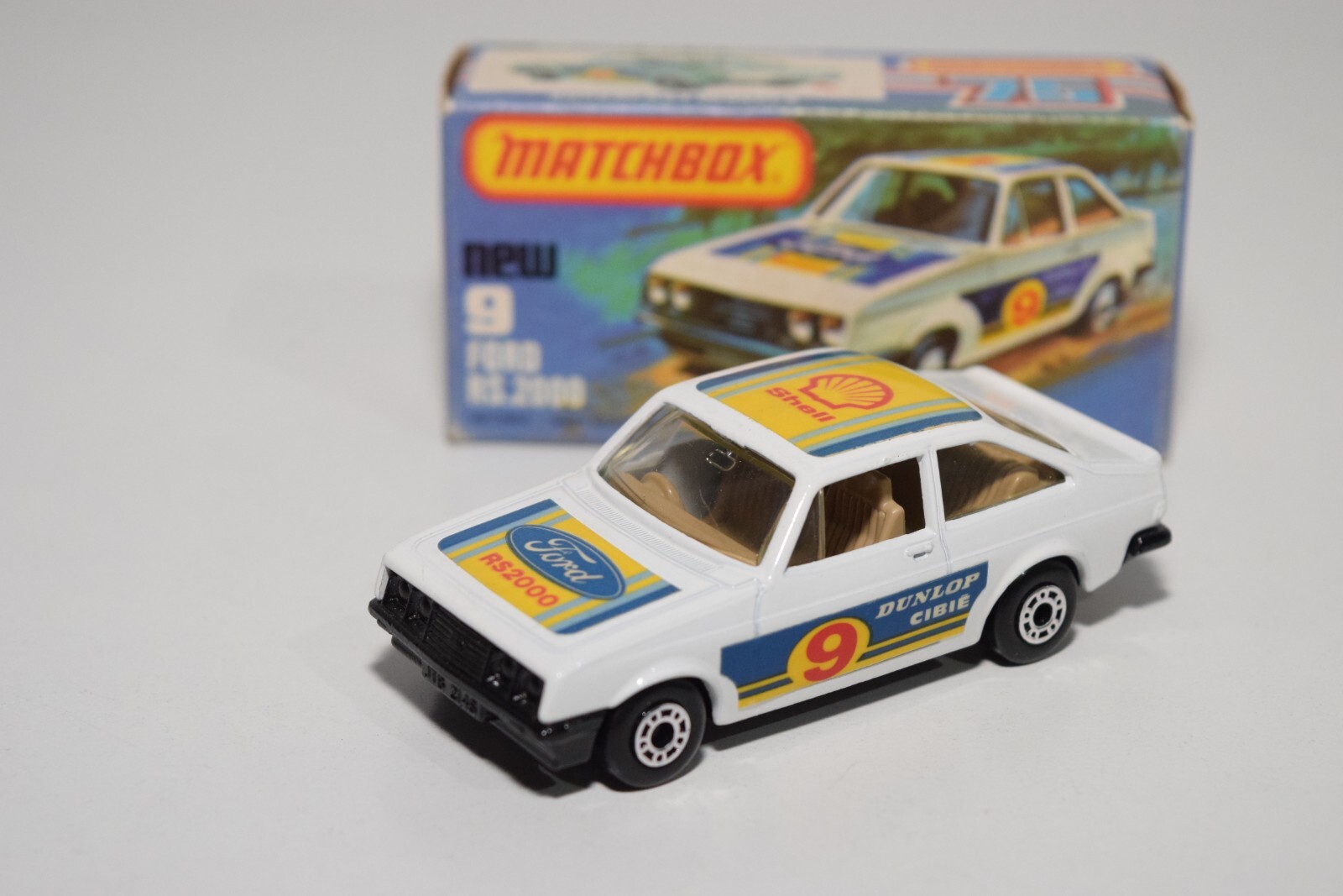 A94 1:64 3 INCH MATCHBOX SUPERFAST 9 FORD RS.2000 RS2000 RALLY WHITE MIB