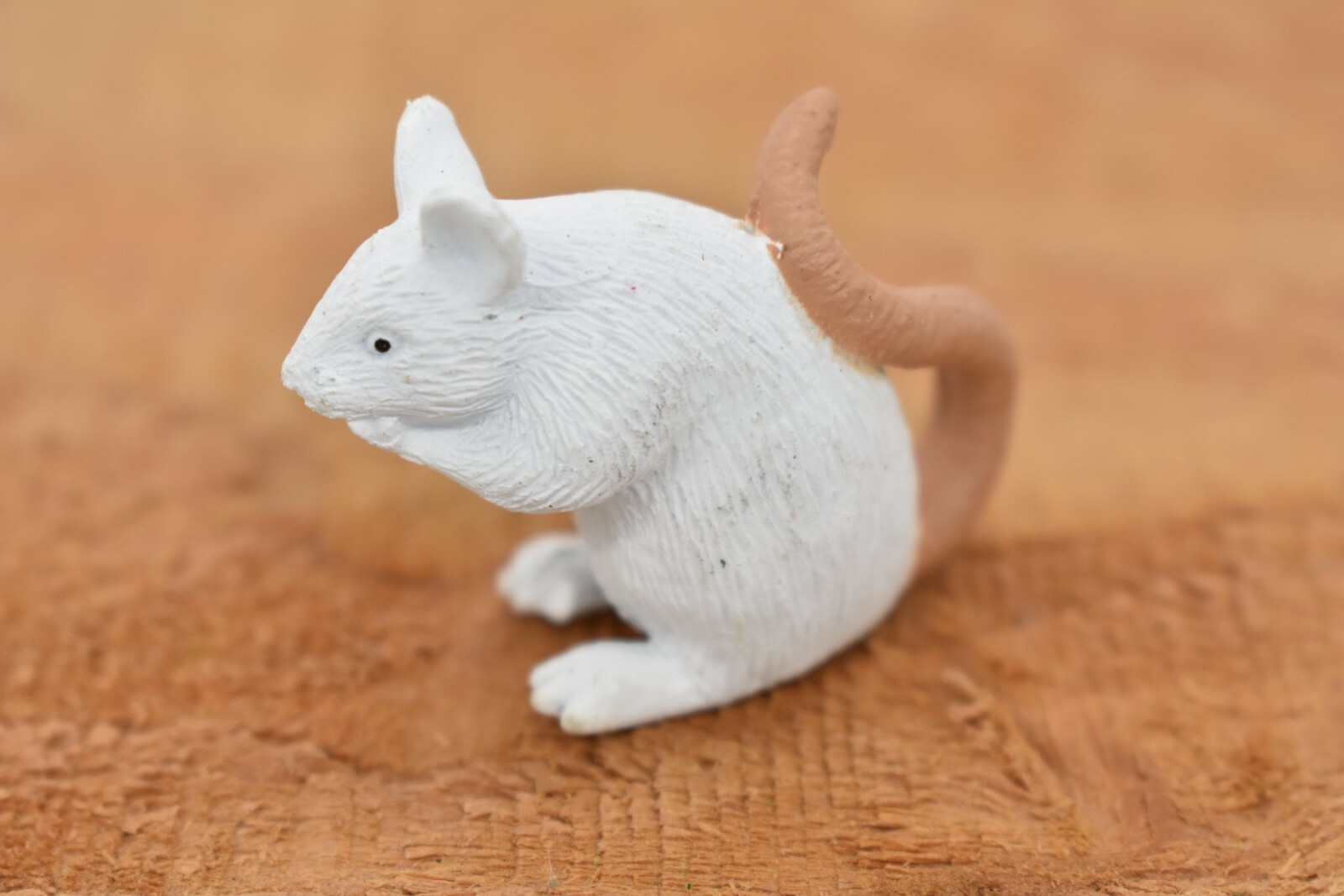Mouse, White Sitting Plastic Replica 1 3/4IN long 1 1/2IN tall – F1674 B63