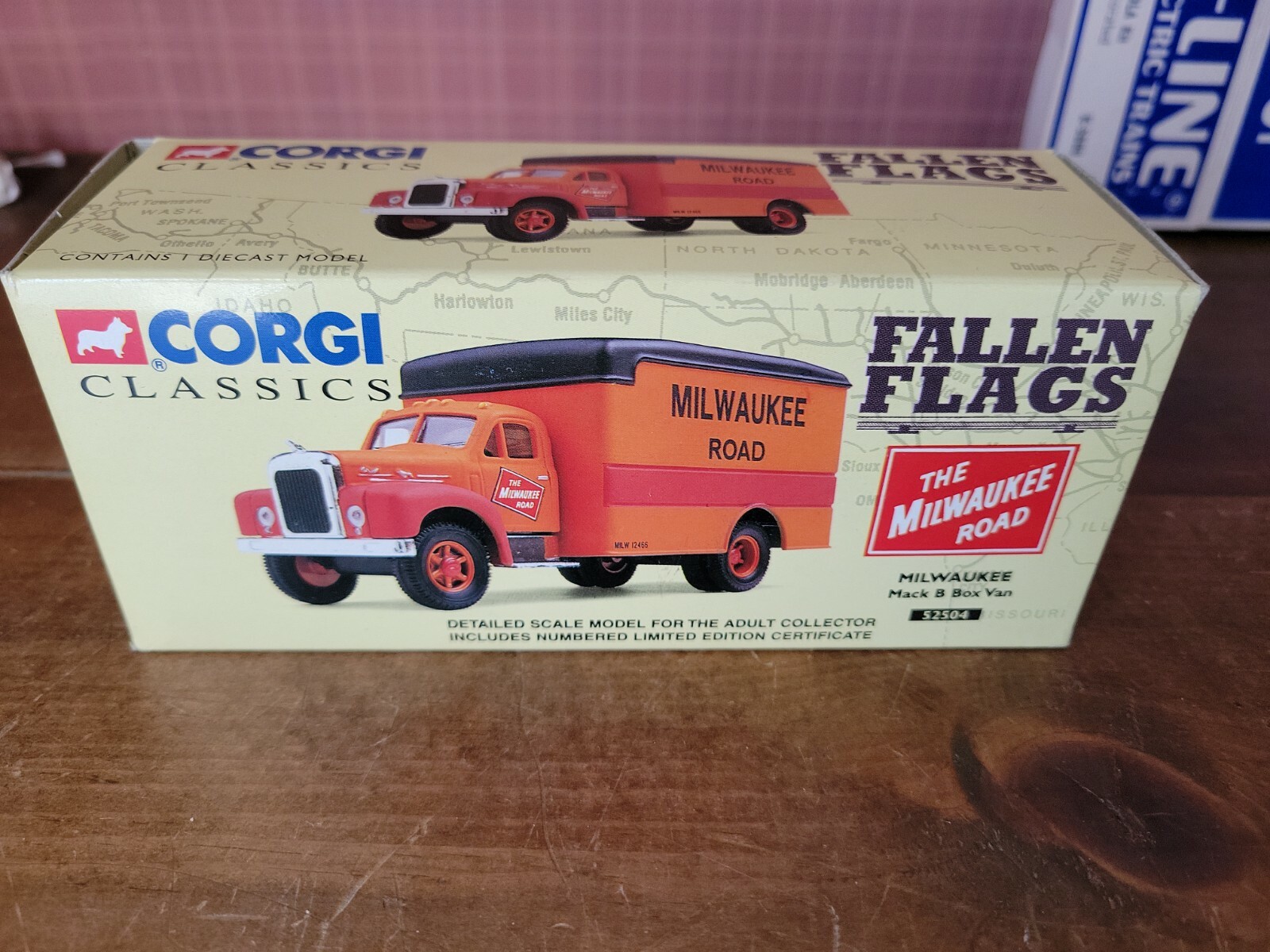 Corgi Classics-The Milwaukee Road-Mack B Box Van-Fallen Flags