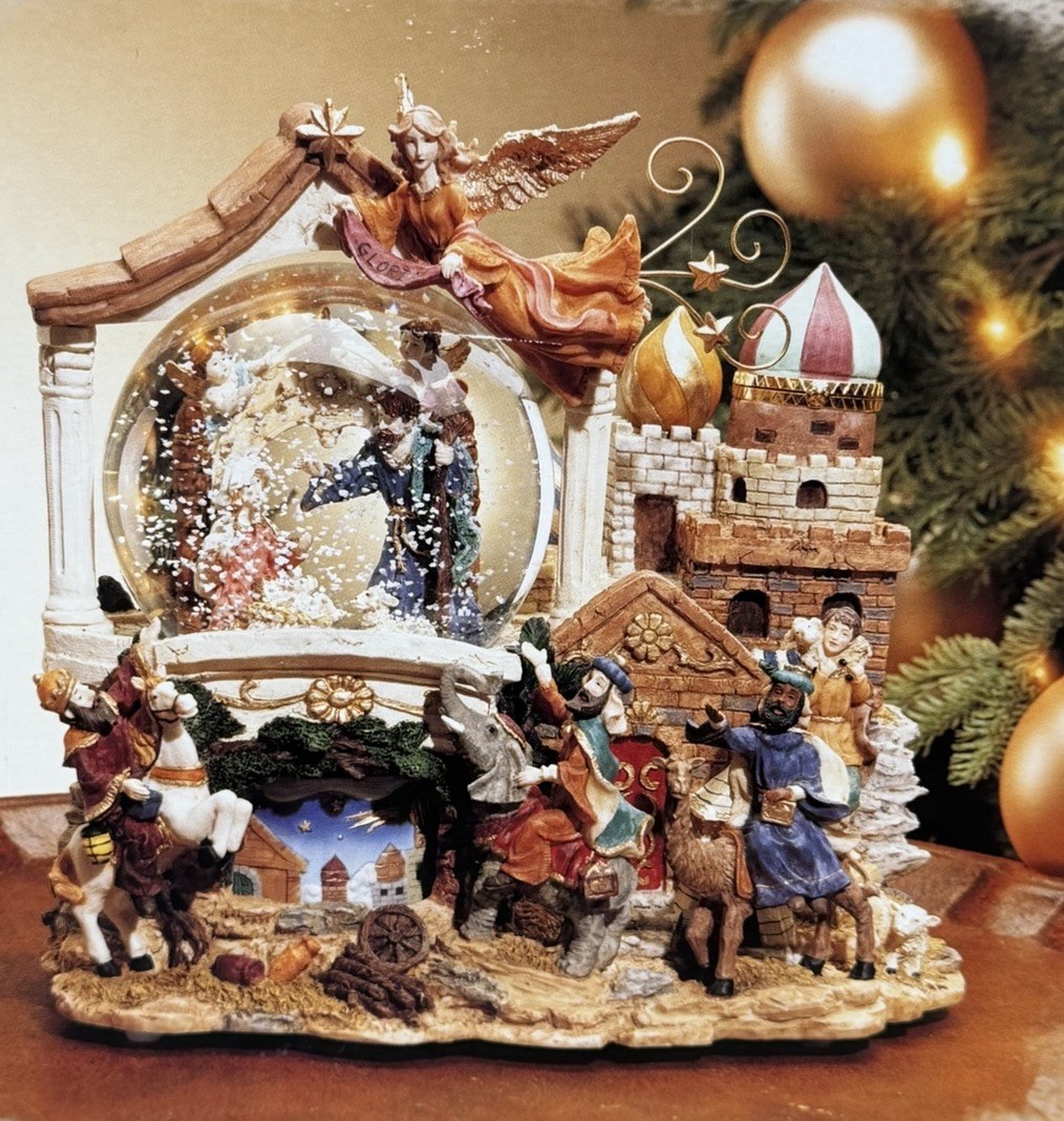Grandeur Noel Musical Christmas Waterglobe Collectors Edition 2001 & Box