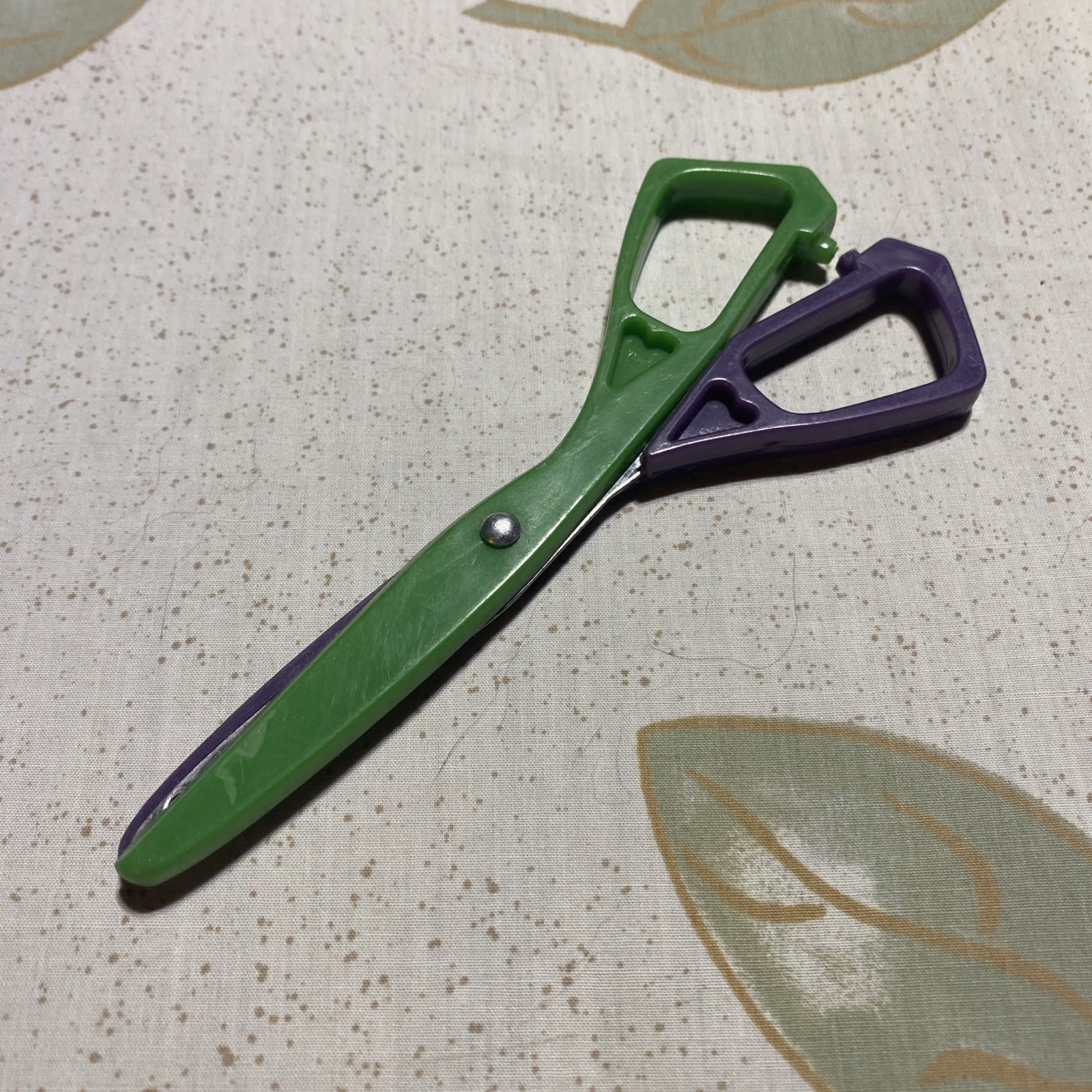 Unbranded 5 1/2″ KIDS SAFETY SCISSORS: Blunt Tip, Green & Purple, Hearts