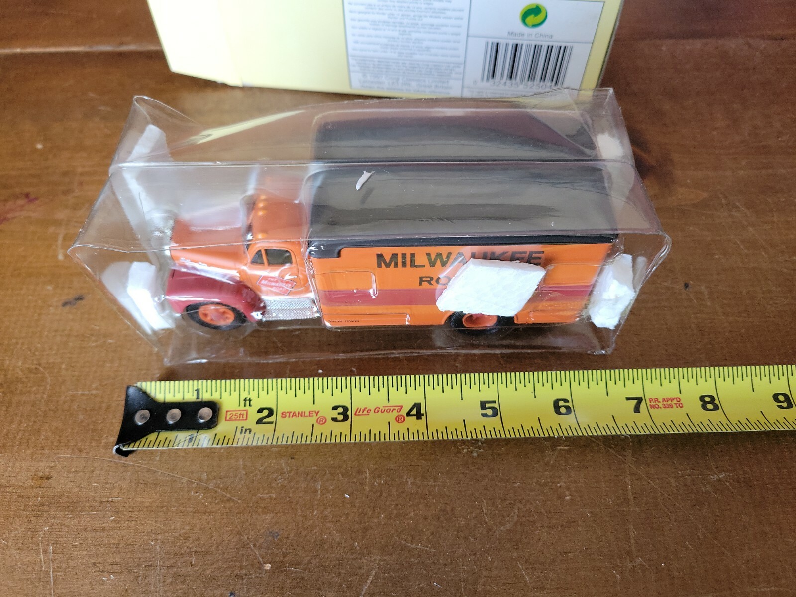 Corgi Classics-The Milwaukee Road-Mack B Box Van-Fallen Flags